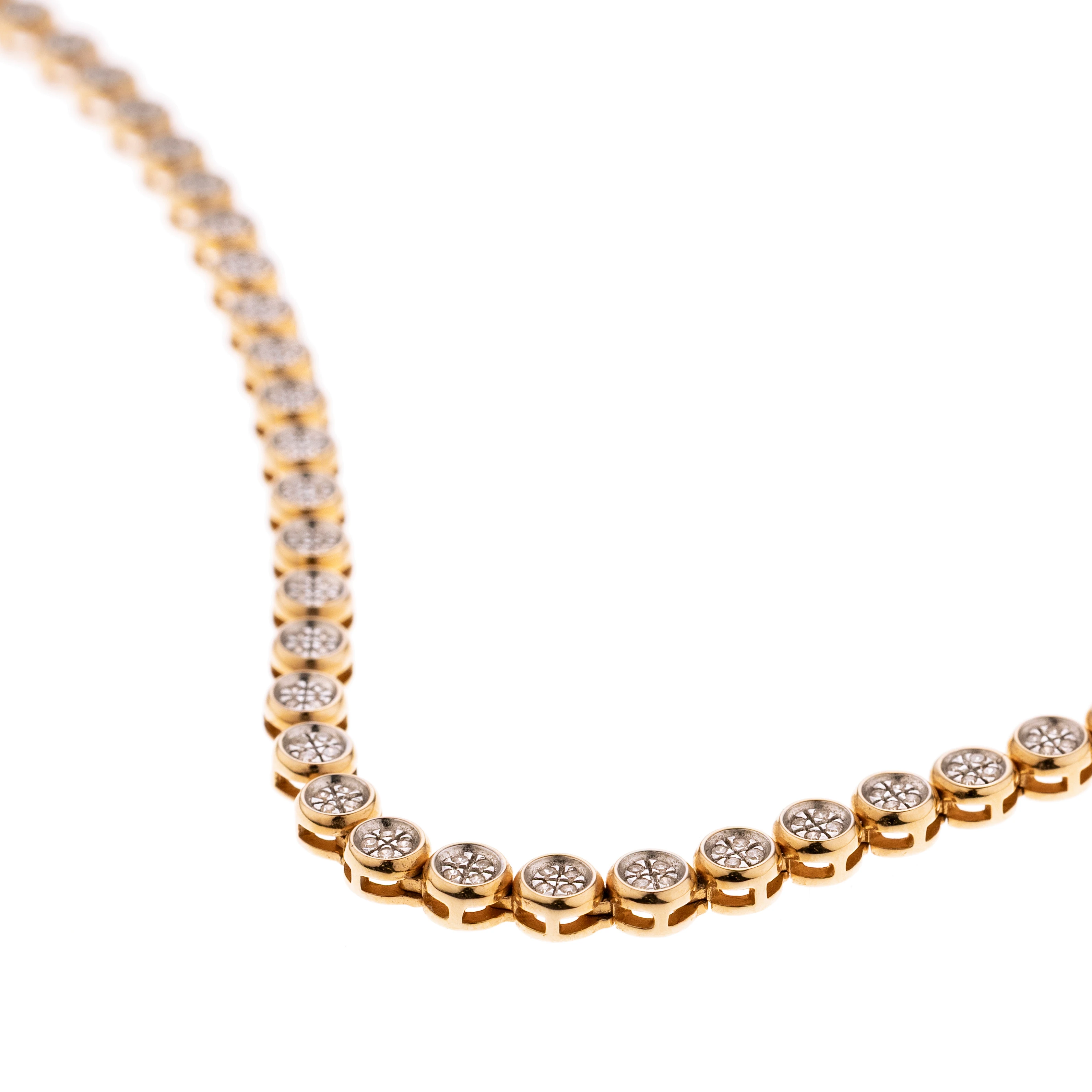 Ein zartes Rivière-Collier mit je 4 Achtkantdiamanten pro Zargen-Elemen, gefasst in Weißgold