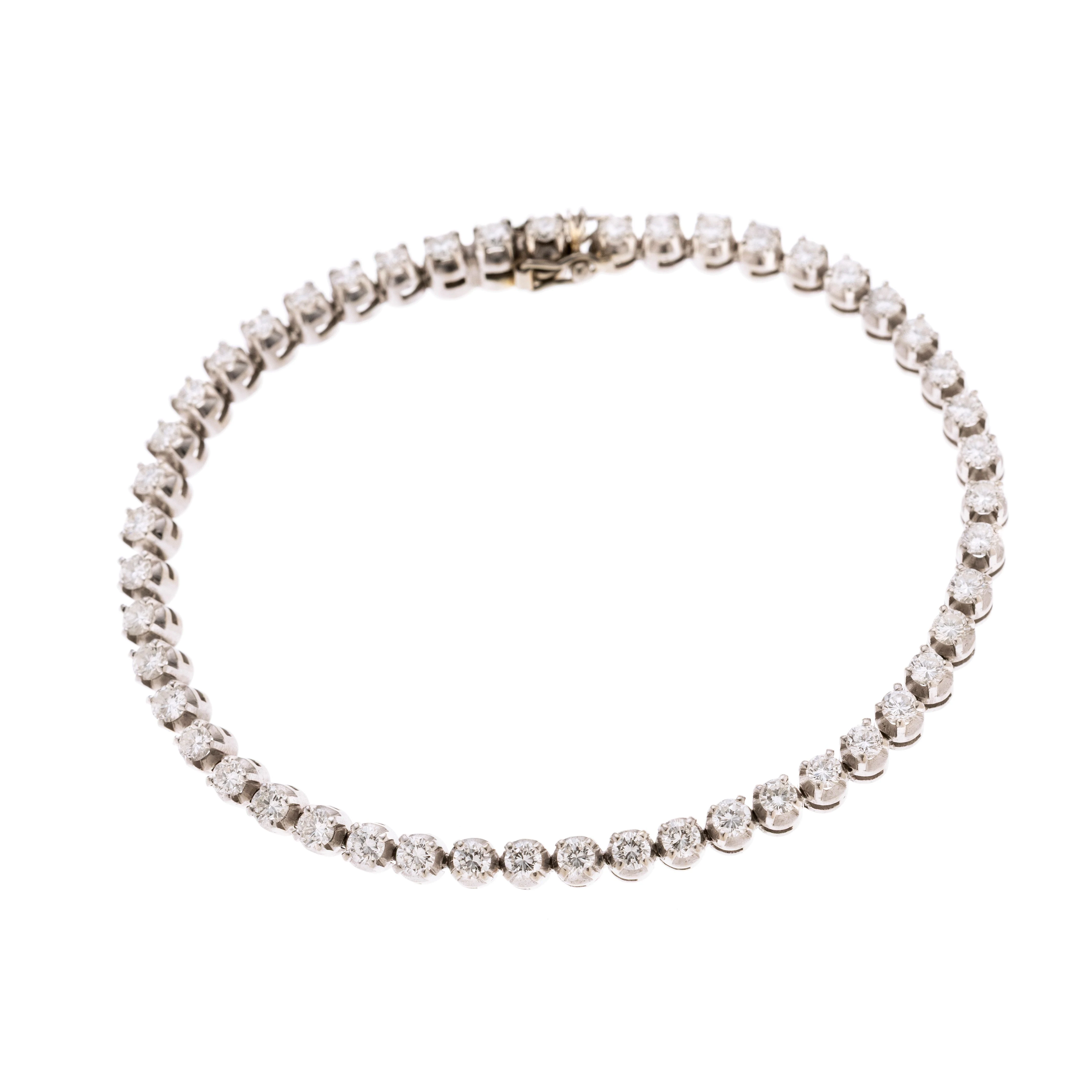 Ein Tennisarmband bestehend aus 48 Brillanten je in vier Krappen chatons gefasst, an einer Kastenschließe mit zwei Sicherungen.