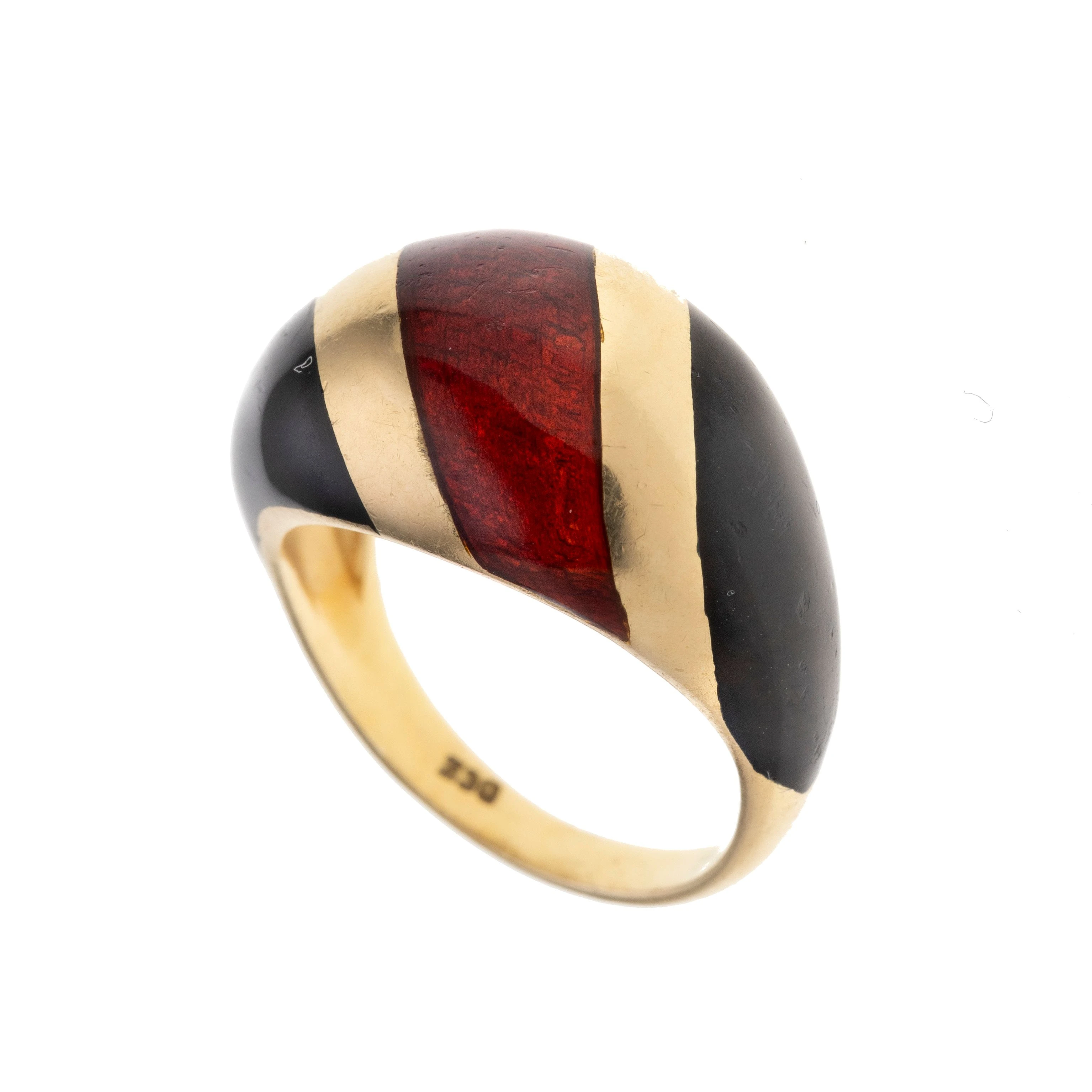 Ein Kuppelring, gestreift mit schwarzem und rotem Email.