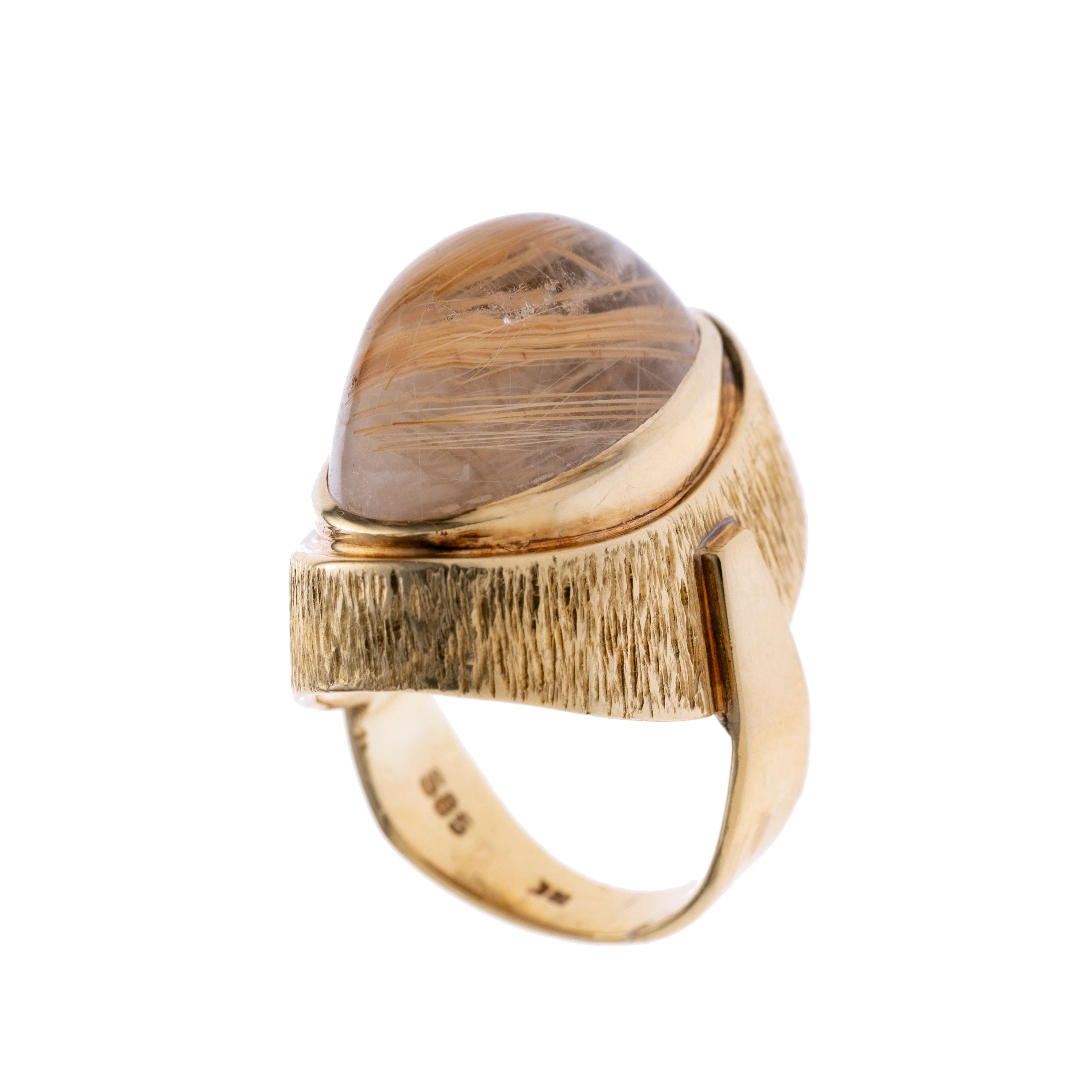 Ein ovaler Rutil-Quarz-Cabochon in strukturierter Fassung.