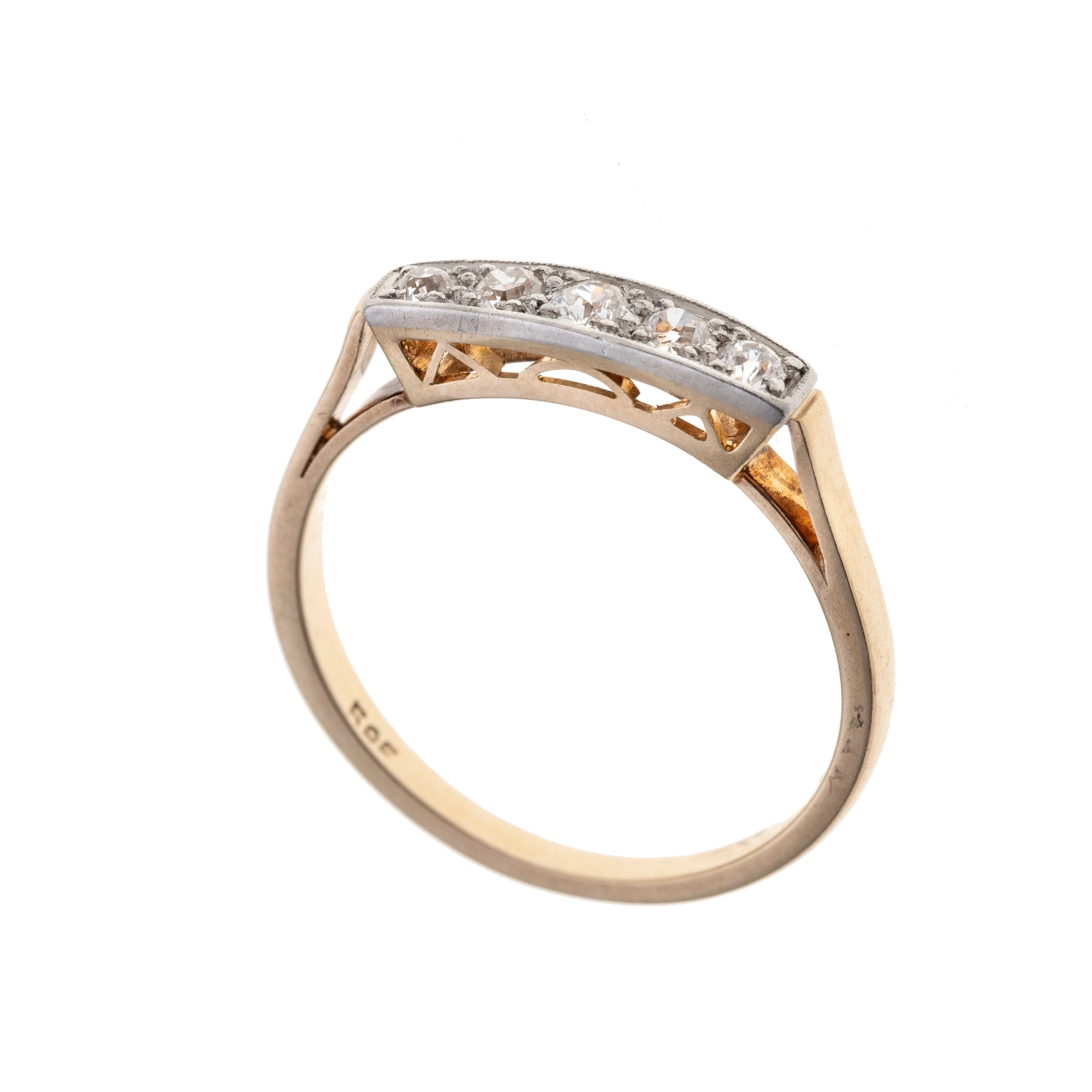 Ein seitlich à jour gearbeiteter Ringkopf, besetzt mit fünf Diamanten.