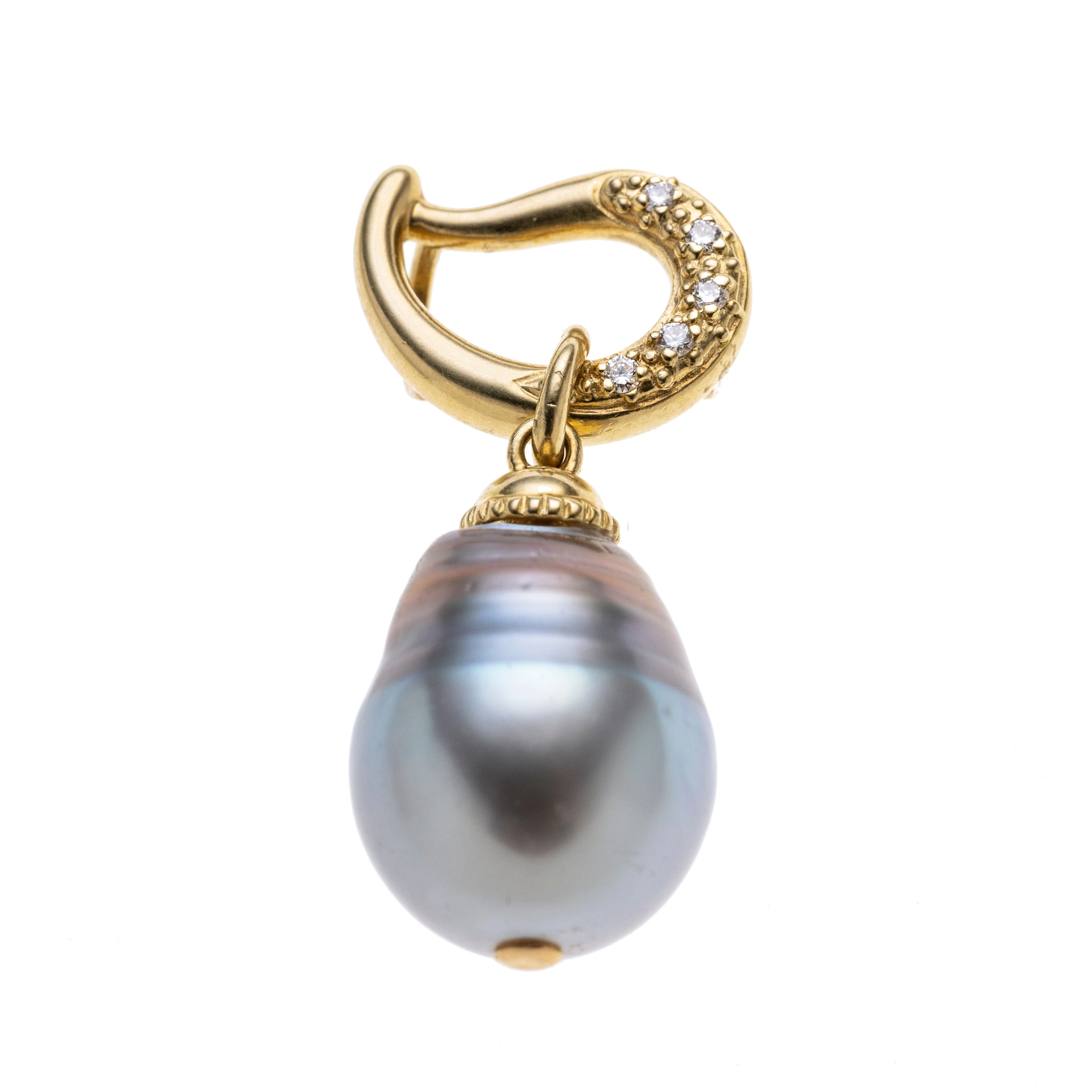 Eine Perle abgehängt an einer geschwungenen Öse mit insgesamt ca. 0.05 ct. Diamanten.