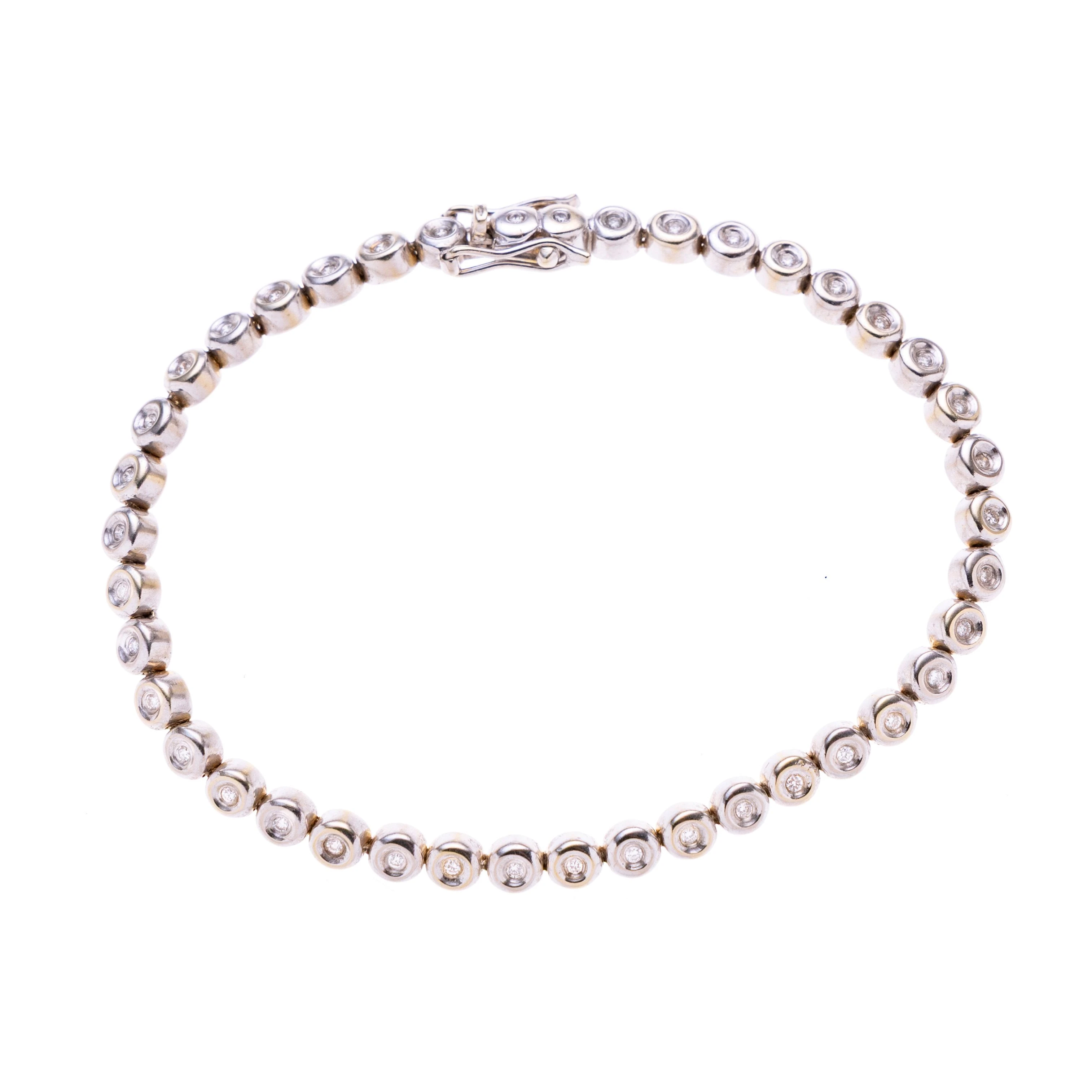 Ein Tennisarmband aus Weißgold mit 41 à 0.01 ct Brillanten in breiter Zargenfassung.