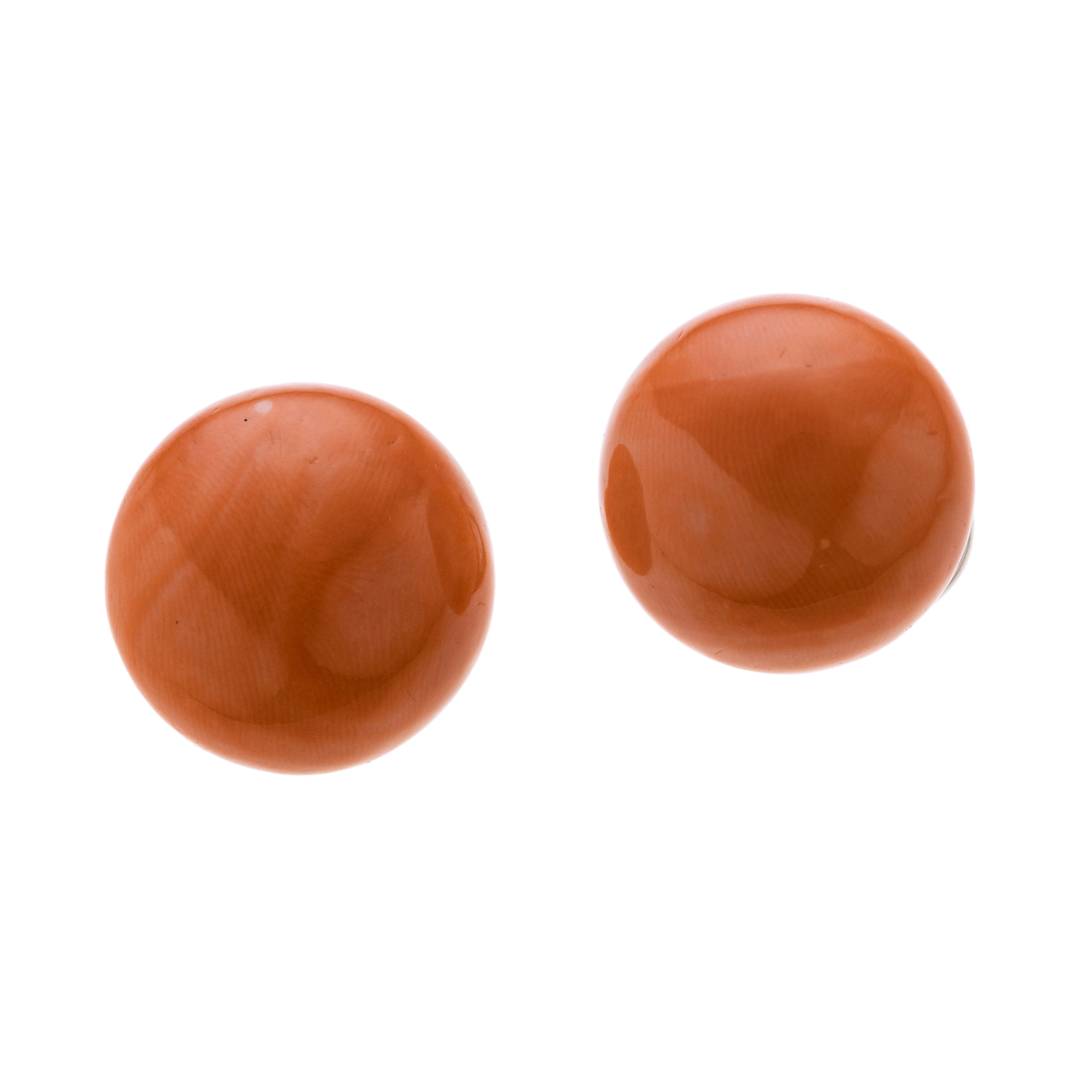 Ein Paar Ohrclips gefertigt aus 750/- Gelb und Weißgold und je einem Korall-Bouton (Durchmesser: 17,9 x 10,6 mm sowie 18,6 x 9,5 mm).
