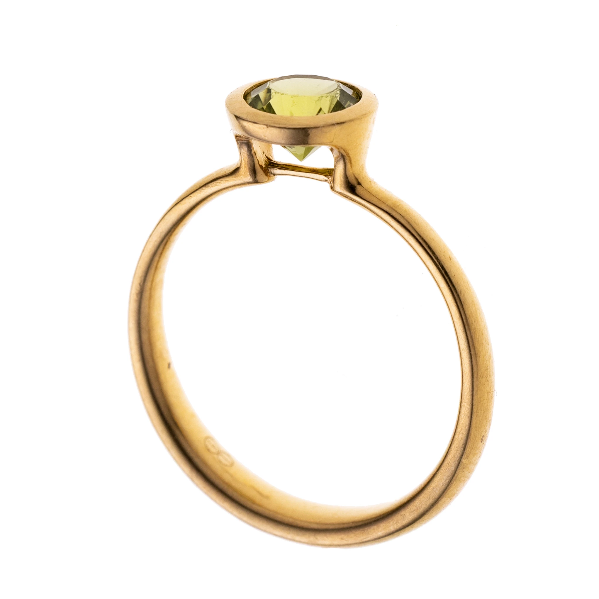 Ein Solitär-Ring mit einem ca. 0.70 ct. Peridot in Zargenfassung.