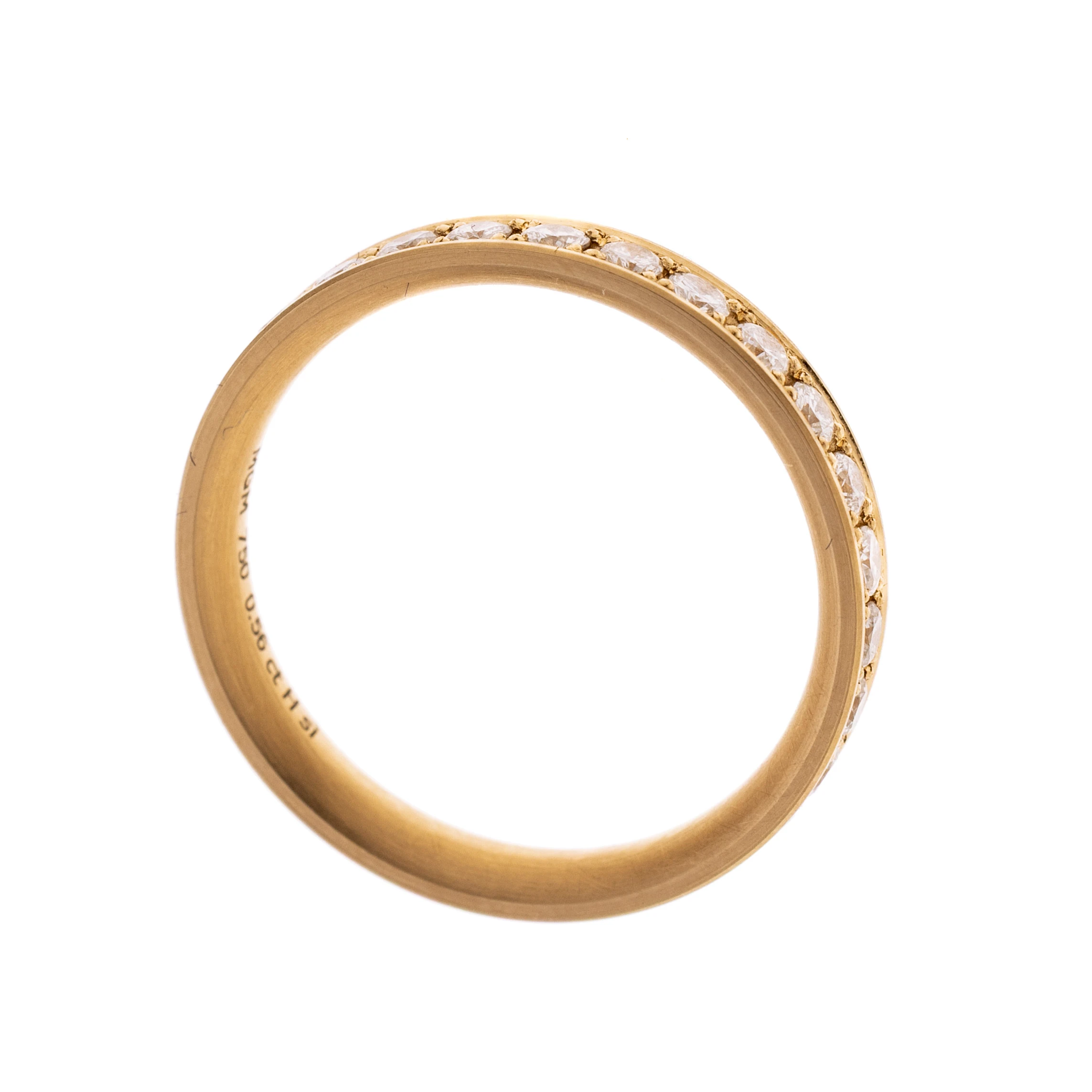 Ein Memoire-Ring mit insgesamt 28 Brillanten je 0.02 ct, in einer mattierten Ringschiene.