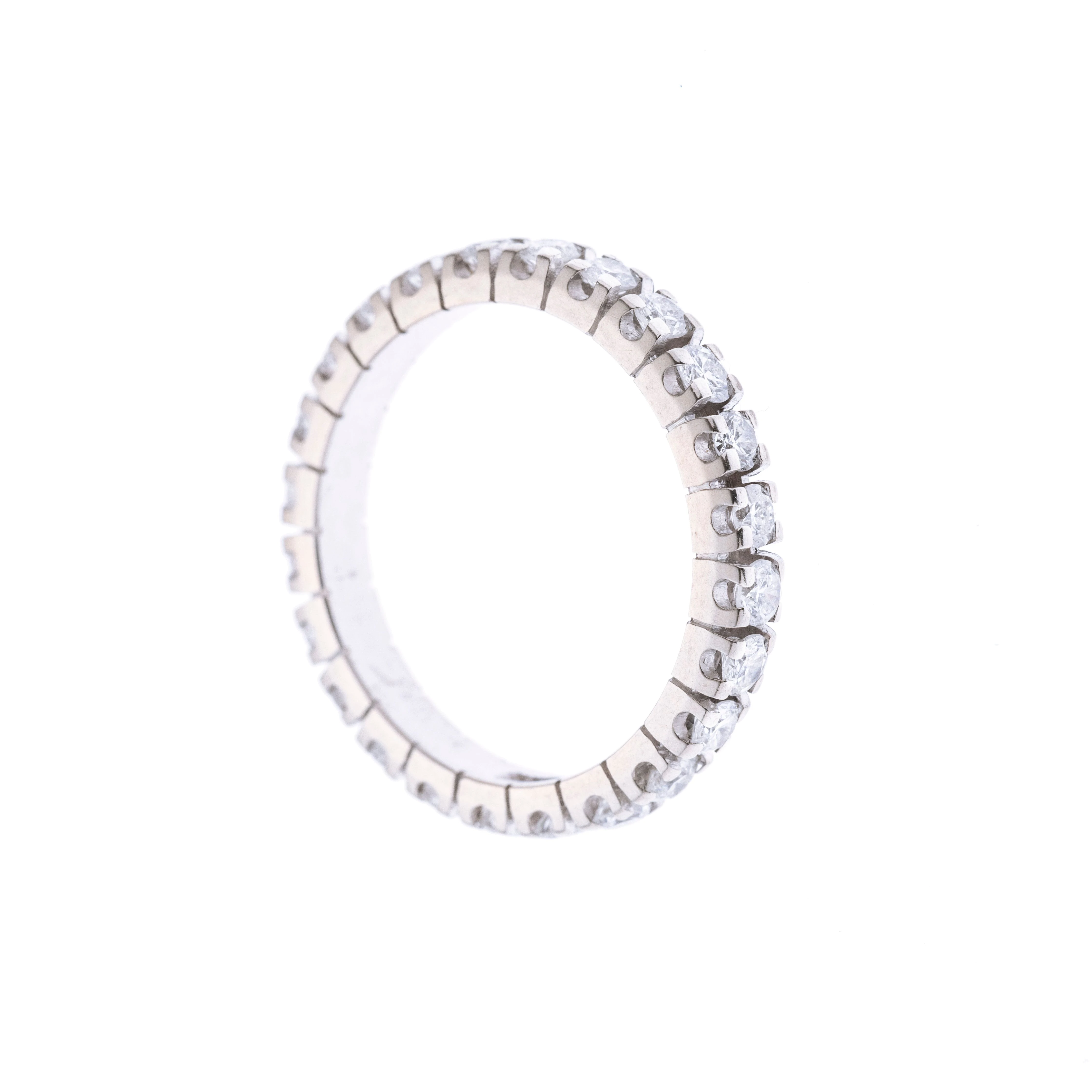 Ein Memoirering der 24 Brillanten je ca. 0.05 ct fasst.