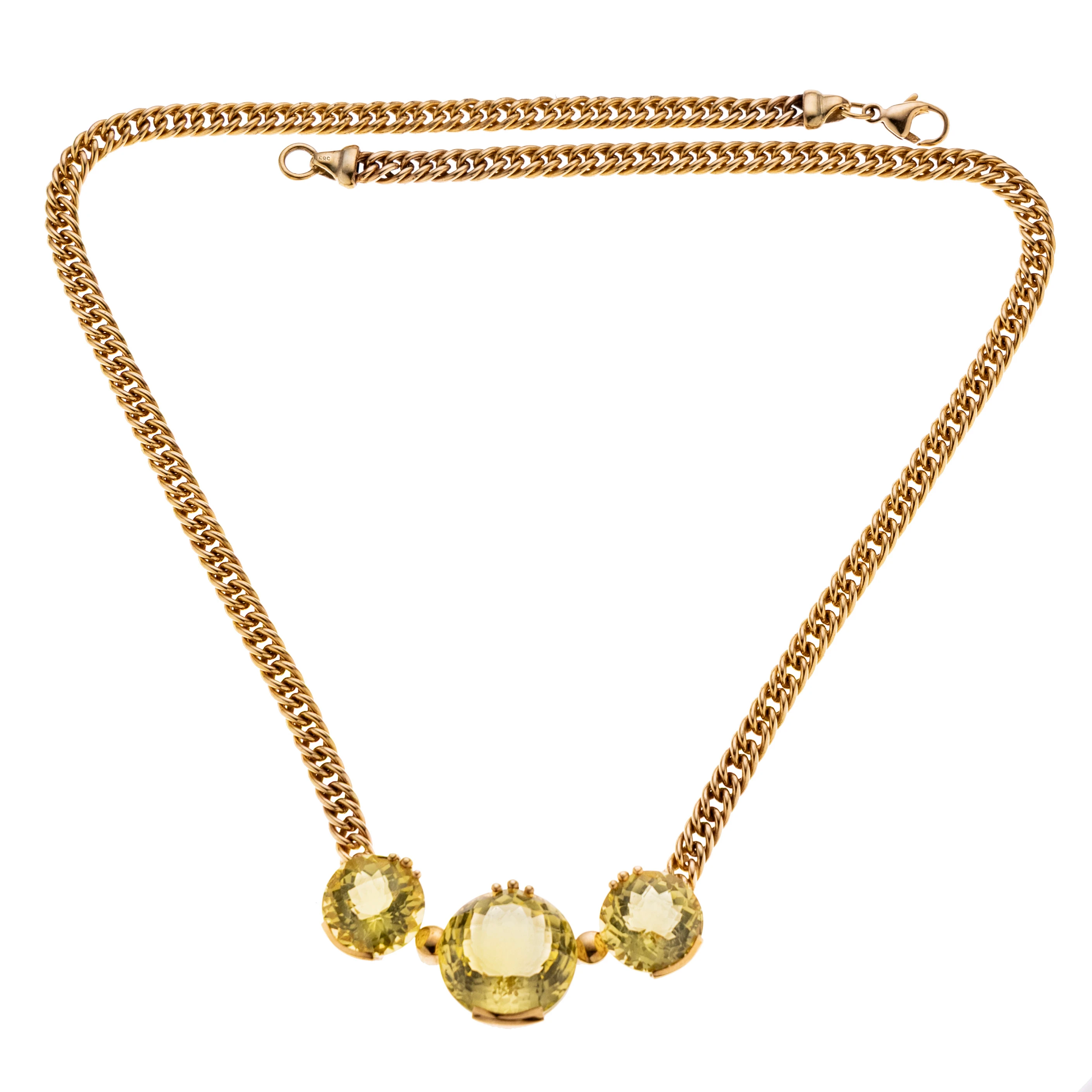 Ein Collier aus einer Panzerkette mit mittig drei Prasiolithen im Verlauf gefasst.