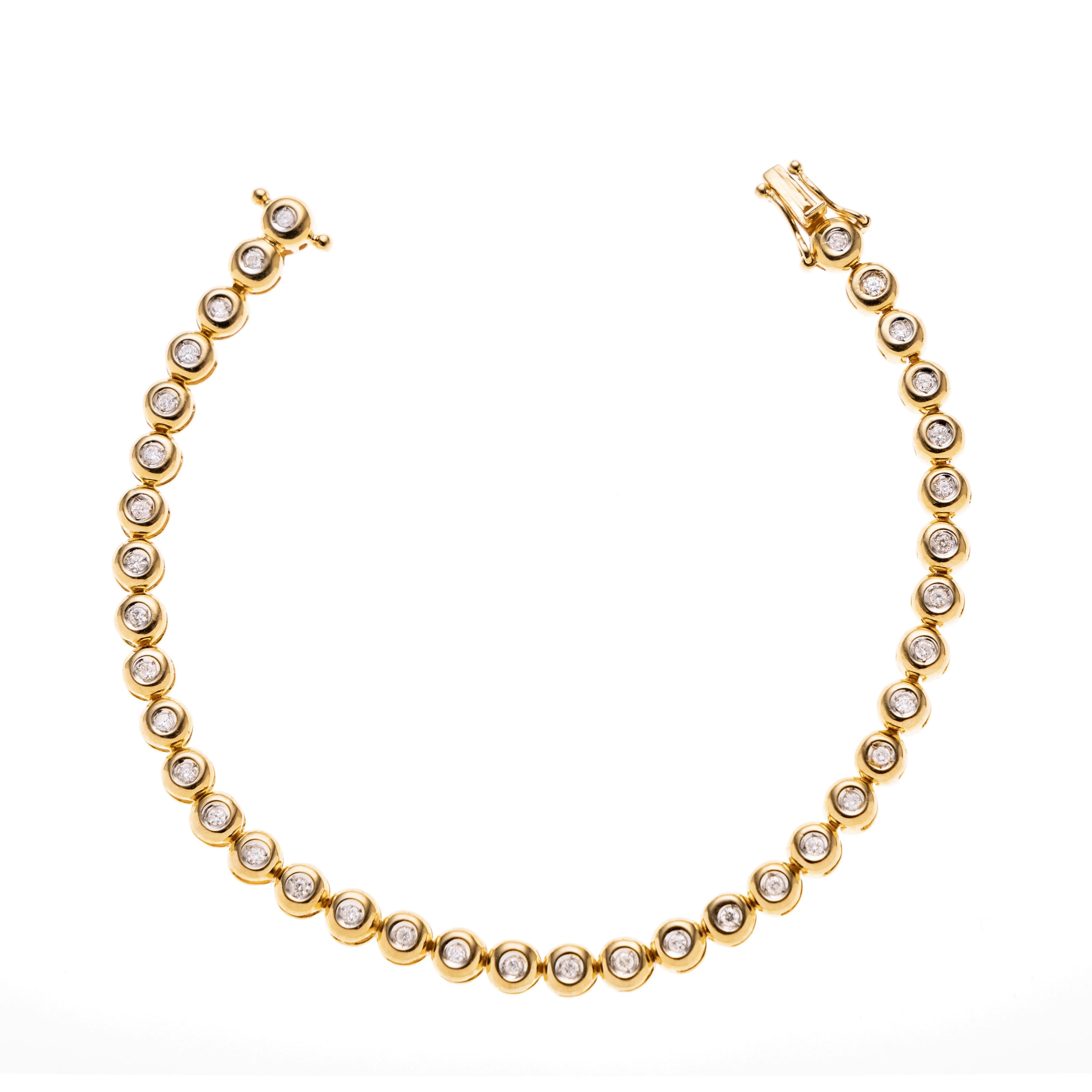 Ein Tennisarmband aus 37 Brillanten je ca. 0.015 ct in Zargen gefasst.