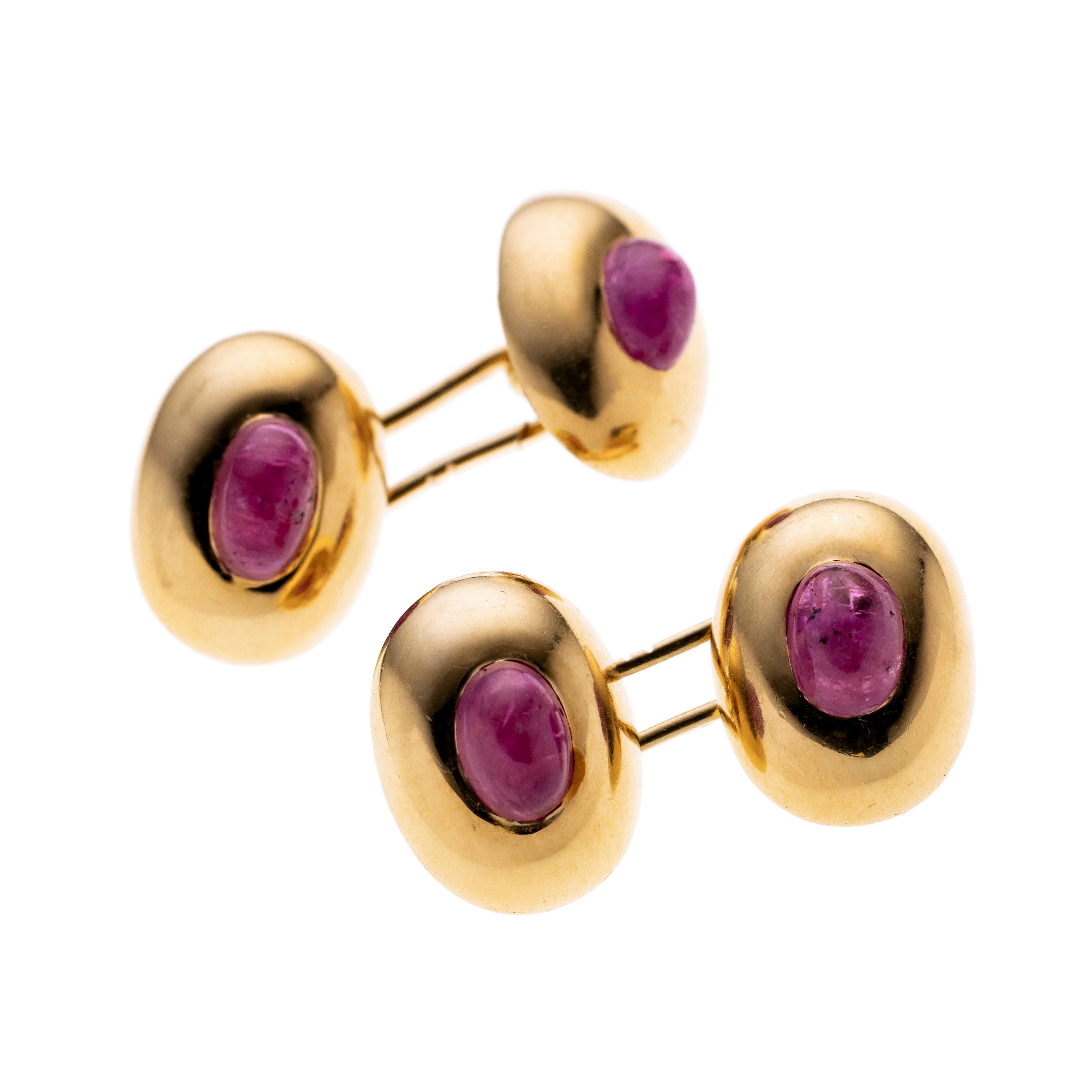 Ein Paar ovale Manschettenknöpfe gefertigt aus poliertem 750/- Gelbgold mit je einem ovalen Rubin-Cabochon