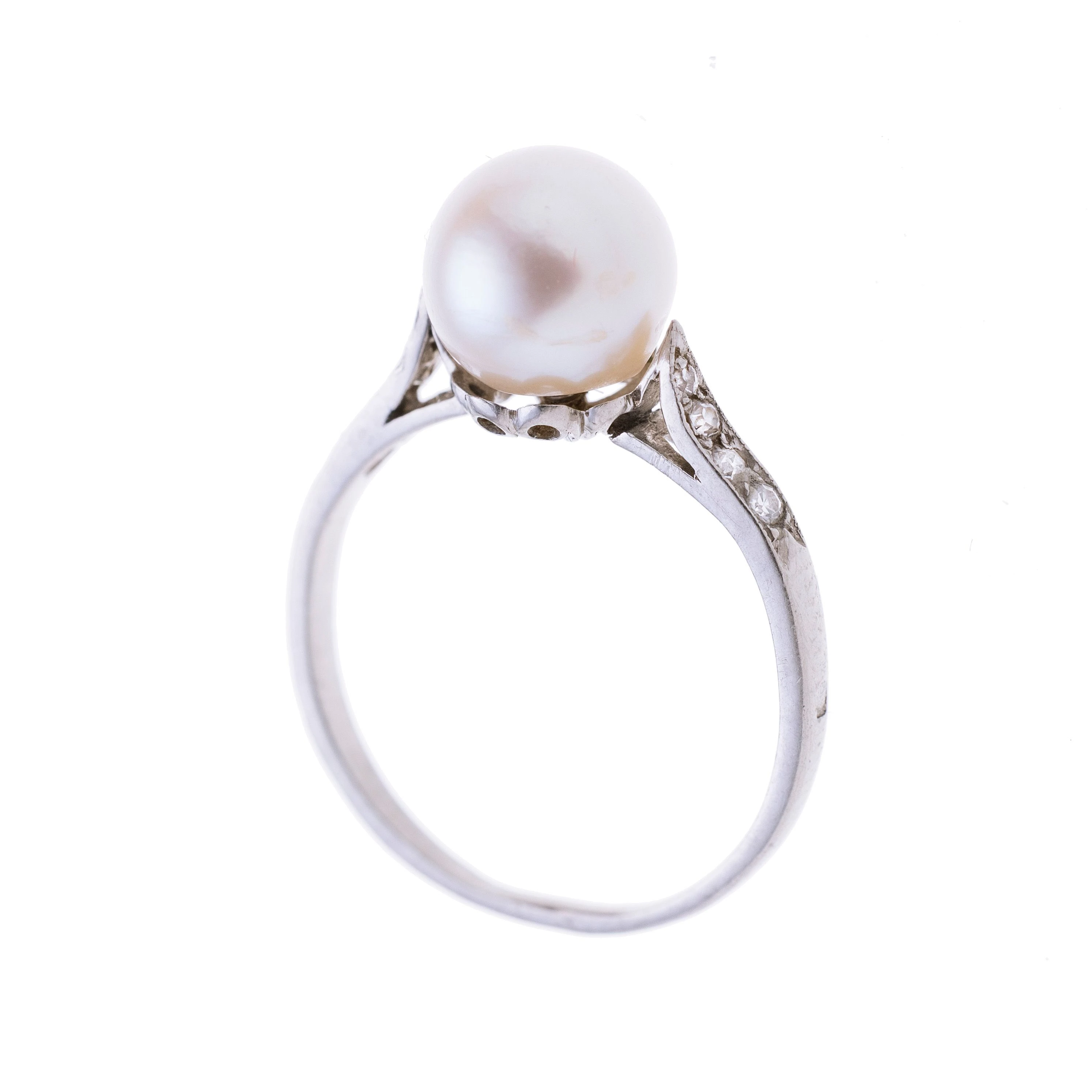 Mittig eine Perle flankiert von je vier Diamanten auf einer zarten Ringschiene. signiert.