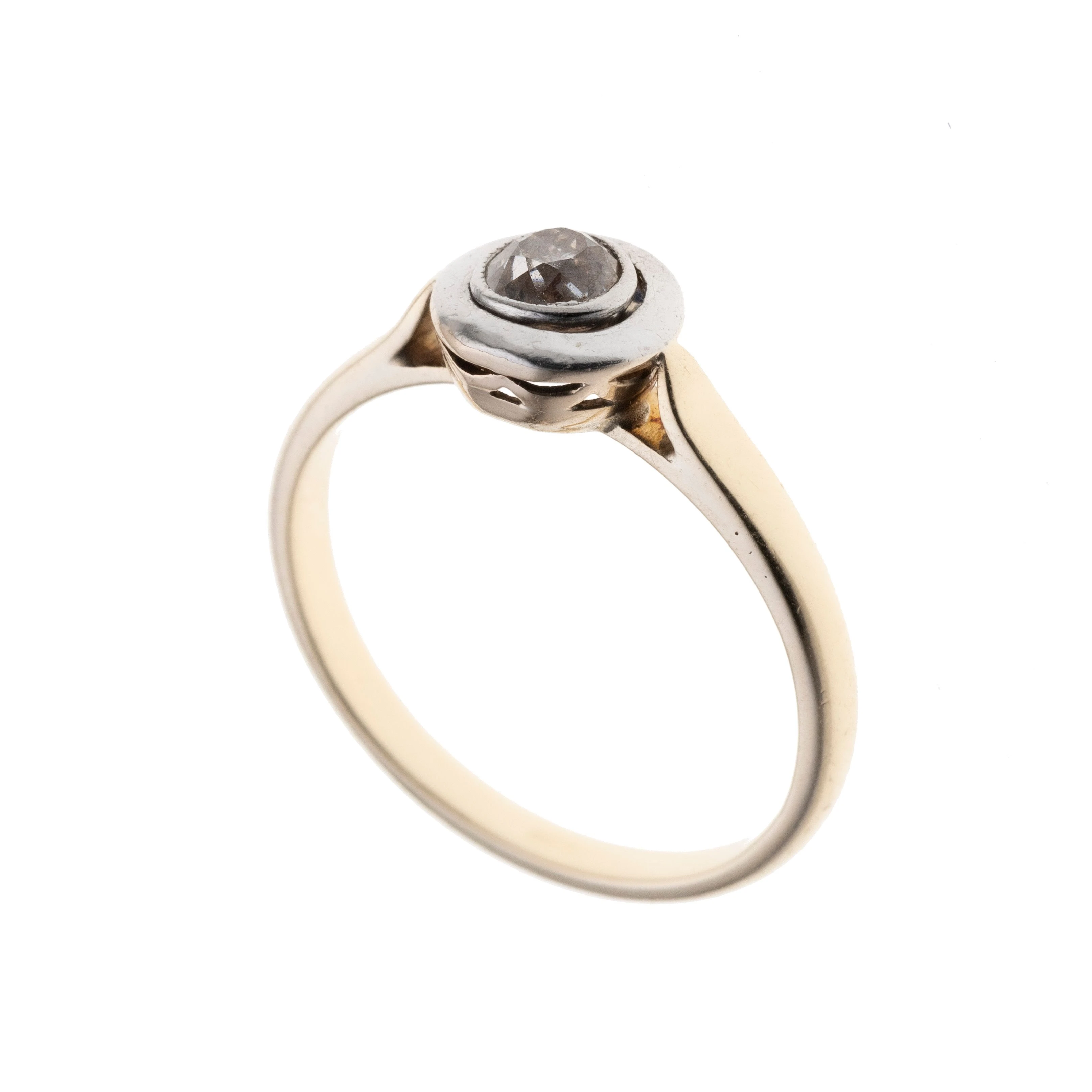 Ein Solitärring mit einem ca. 0.30 ct Altschliffdiamanten in einer Zargenfassung mit Schattenfuge. In Weißgold gefasst und Gelbgold verbödet.