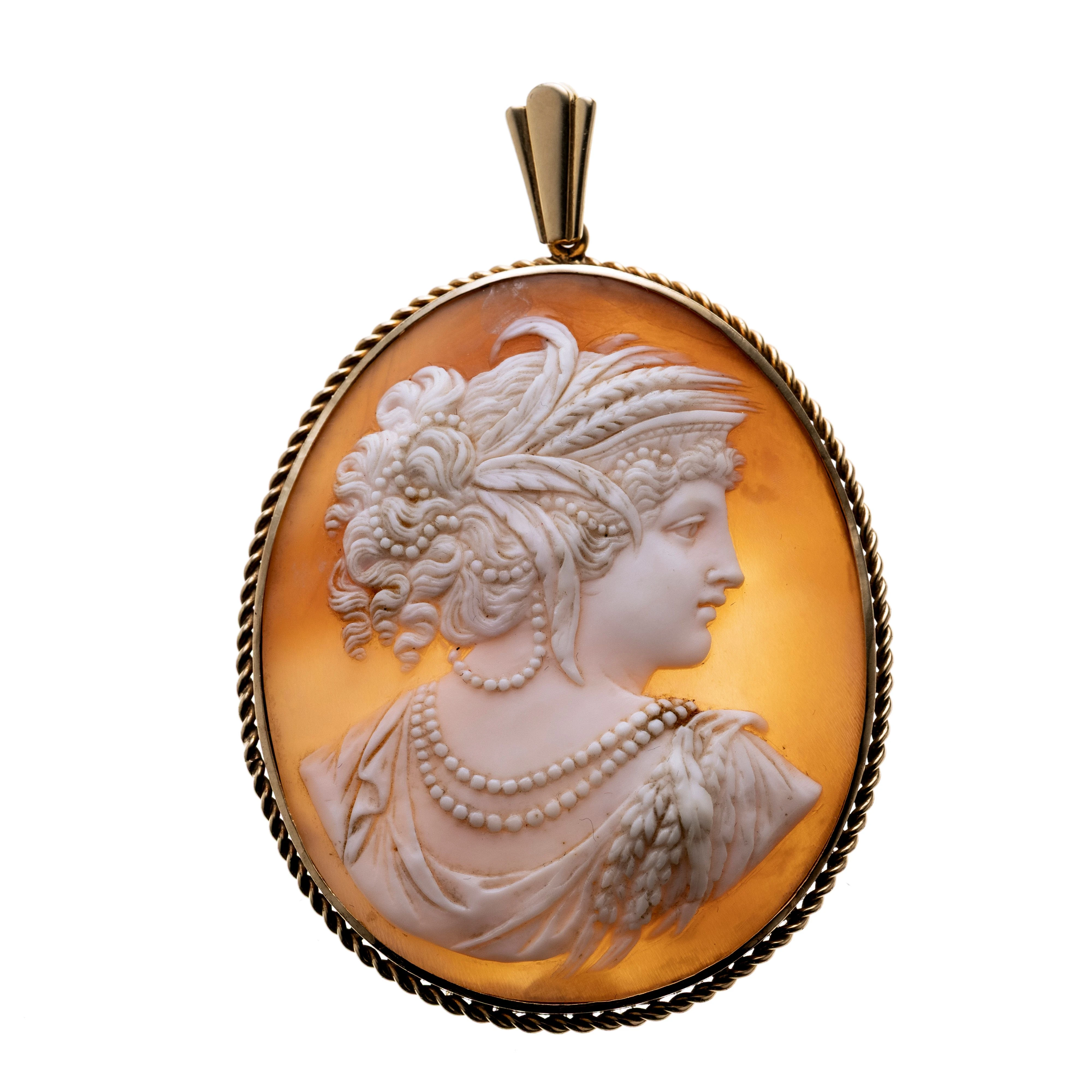 Eine ovale Muschelgemme mit der Darstellung von Demeter. In Zargenfassung mit Kordelrand.