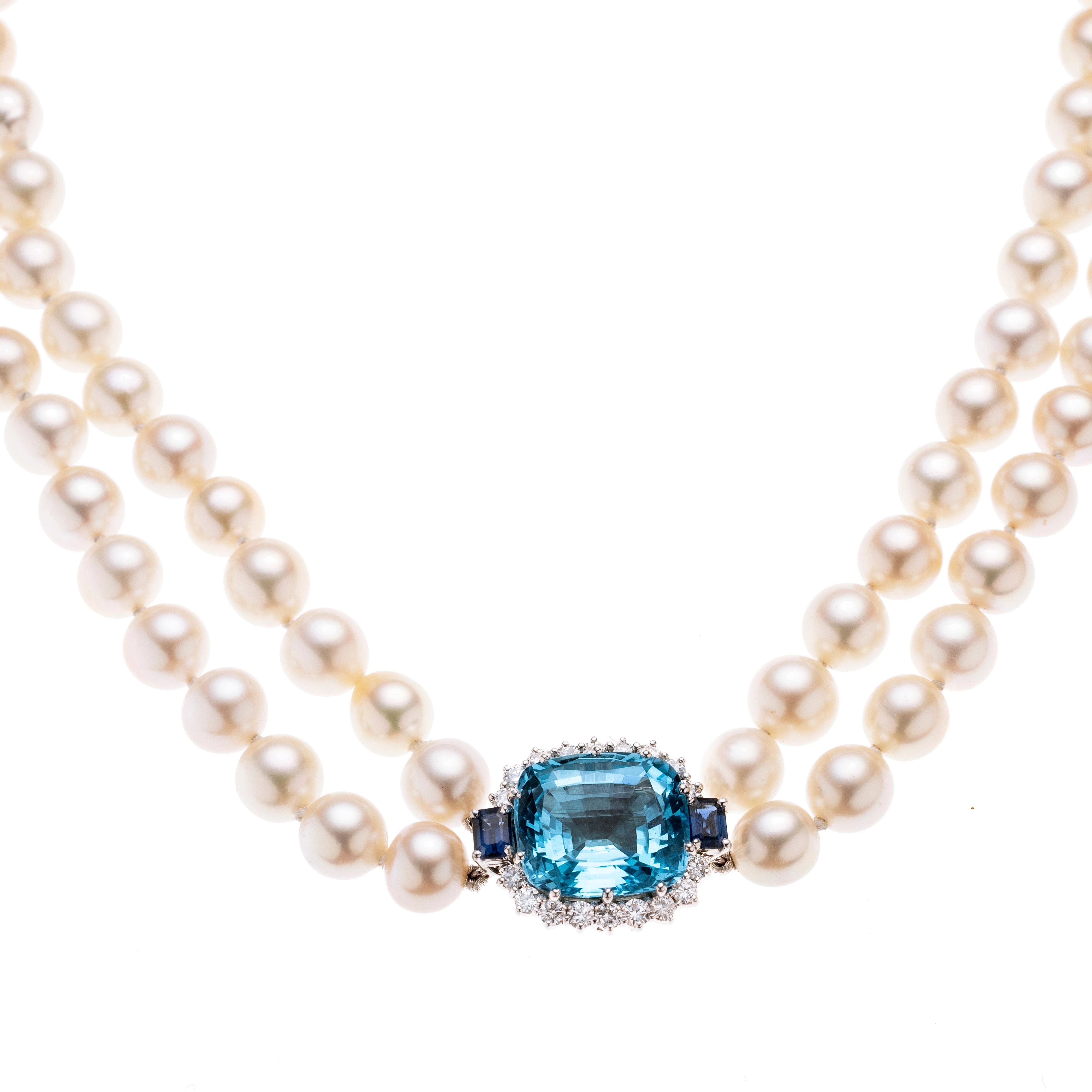 Zweireihige Perlenkette (Durchmesser 8-8.5mm) an einer dekorativen Kastenschließe, welche mit einem Topas im Cushion Cut mittig plaziert ist. Dieser ist kamoisiert von insgesamt 18 Brillanten und zwei Saphiren im Baguette-Schliff. Signiert Chr. Vitzthum.