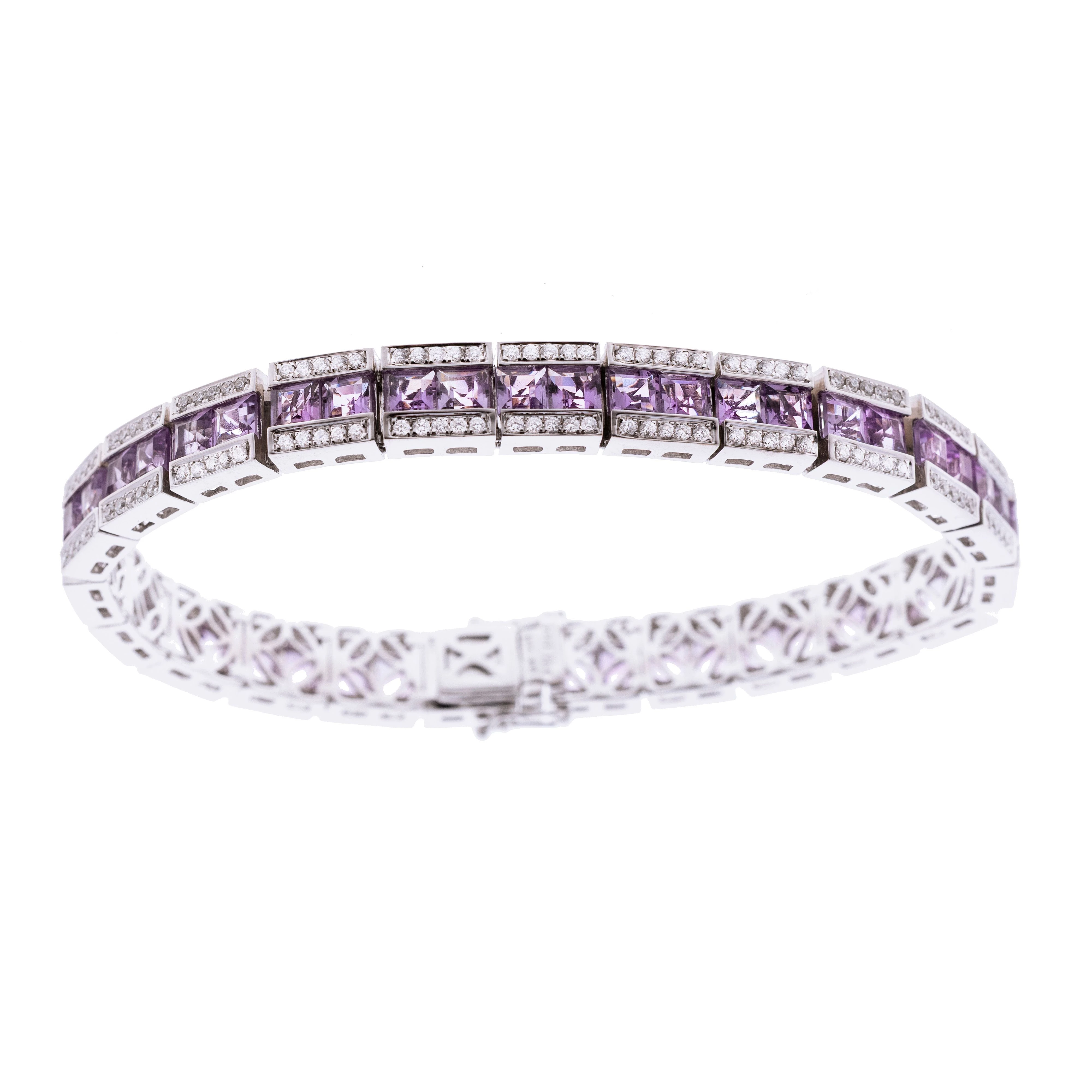 Gliederarmband aus 23 quadratischen Gliedern mit insgesamt 46 Amethysten im Carree-Schliff und 230 Brillanten. Mit zwei Sicherheitsachtern. Rückseite ist bezaubernd à jour gearbeitet.