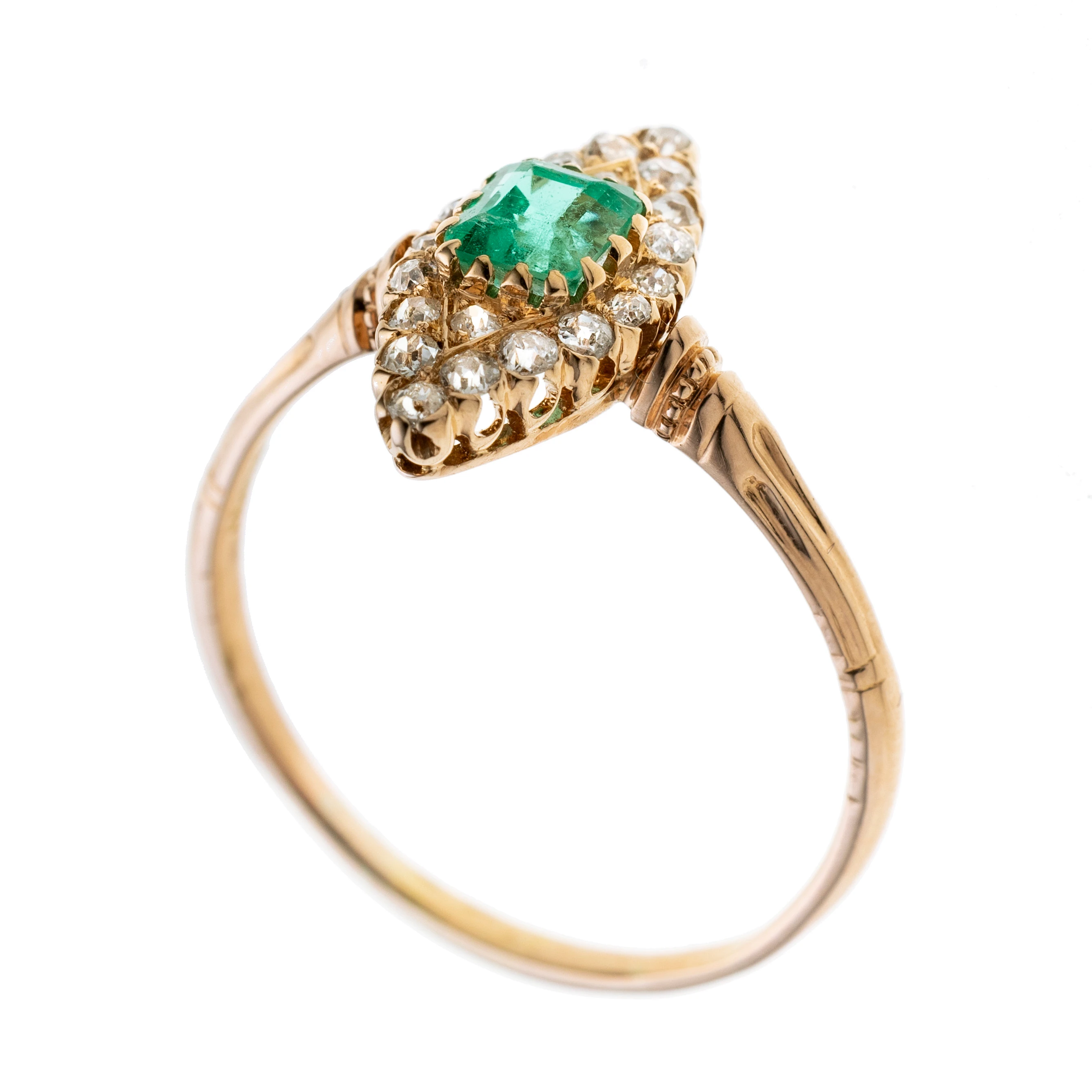 Ein Schiffchenring, mittig in Krappen gefasst ein Smaragd im Treppenschliff der von insgesamt 20 Altschliffdiamanten je ca. 0.02 ct gerahmt wird. Signiert AP.