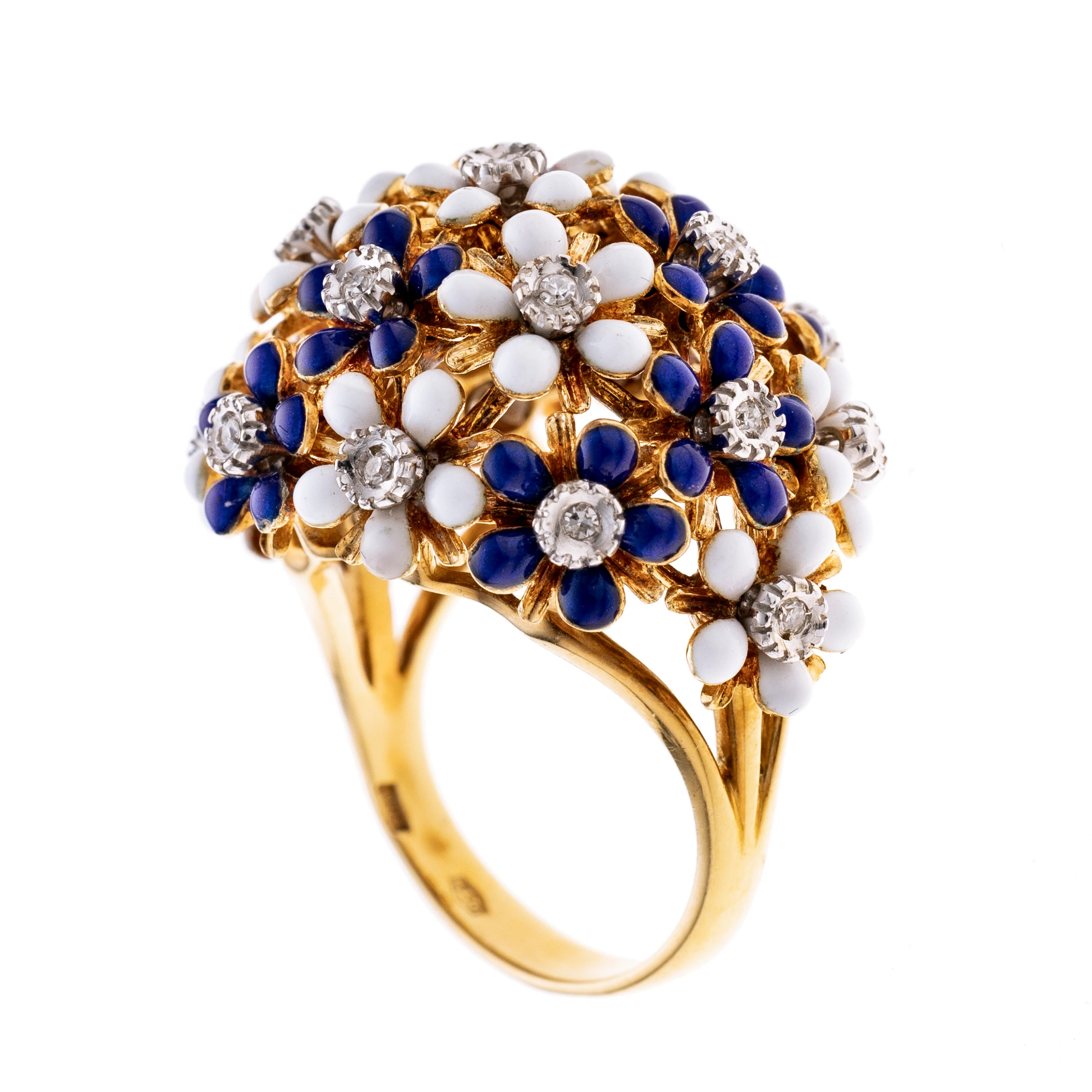 Ein bezaubernder Kuppelring, bestehend aus Blüten mit weißer Emailierung und blauer Emaillierung. zudem sind diese je mit einem Achtkantdiamanten à ca. 0.01 ct in weißgoldener Fassung.