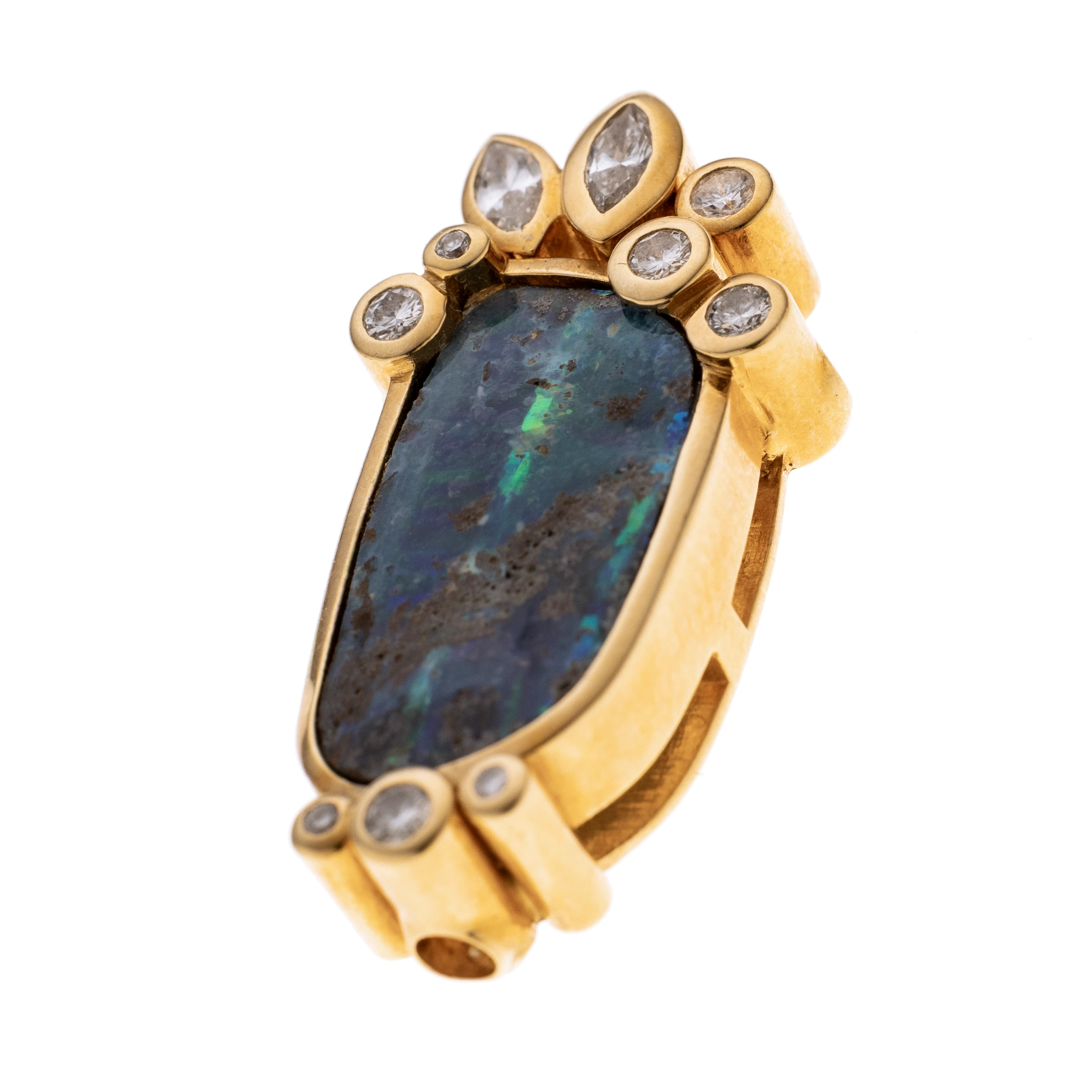 Boulderopal in einer Zargenfassung gekrönt von 2 Diamantnavetten und 5 Brillanten; unterhalb des Opals bilden 3 weitere Brillanten in Zargenfassungen den Abschluß. In die Zargenfassung sind im oberen Drittel 2 Bajonettverschlußelemente eingearbeitet.