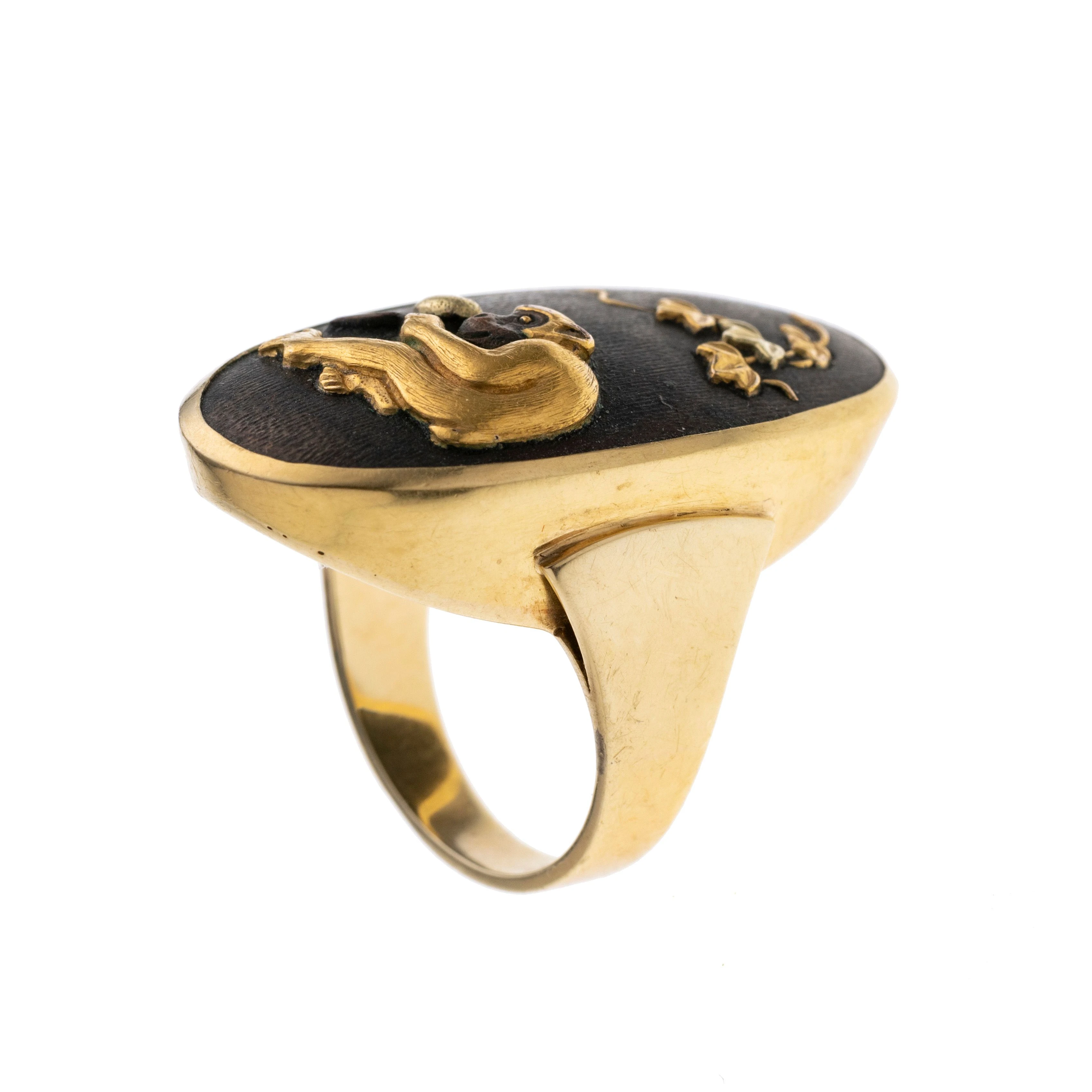 Ein ovaler Ringkopf mit einer Metallscheibe, verziert mit einem Affen und Efeublättern aus Gold. Gearbeitet in der japanischen Shakudo-Technik. Vgl. Nancy N. Schiffer,Handbook of Fine Jewelry, S.188.