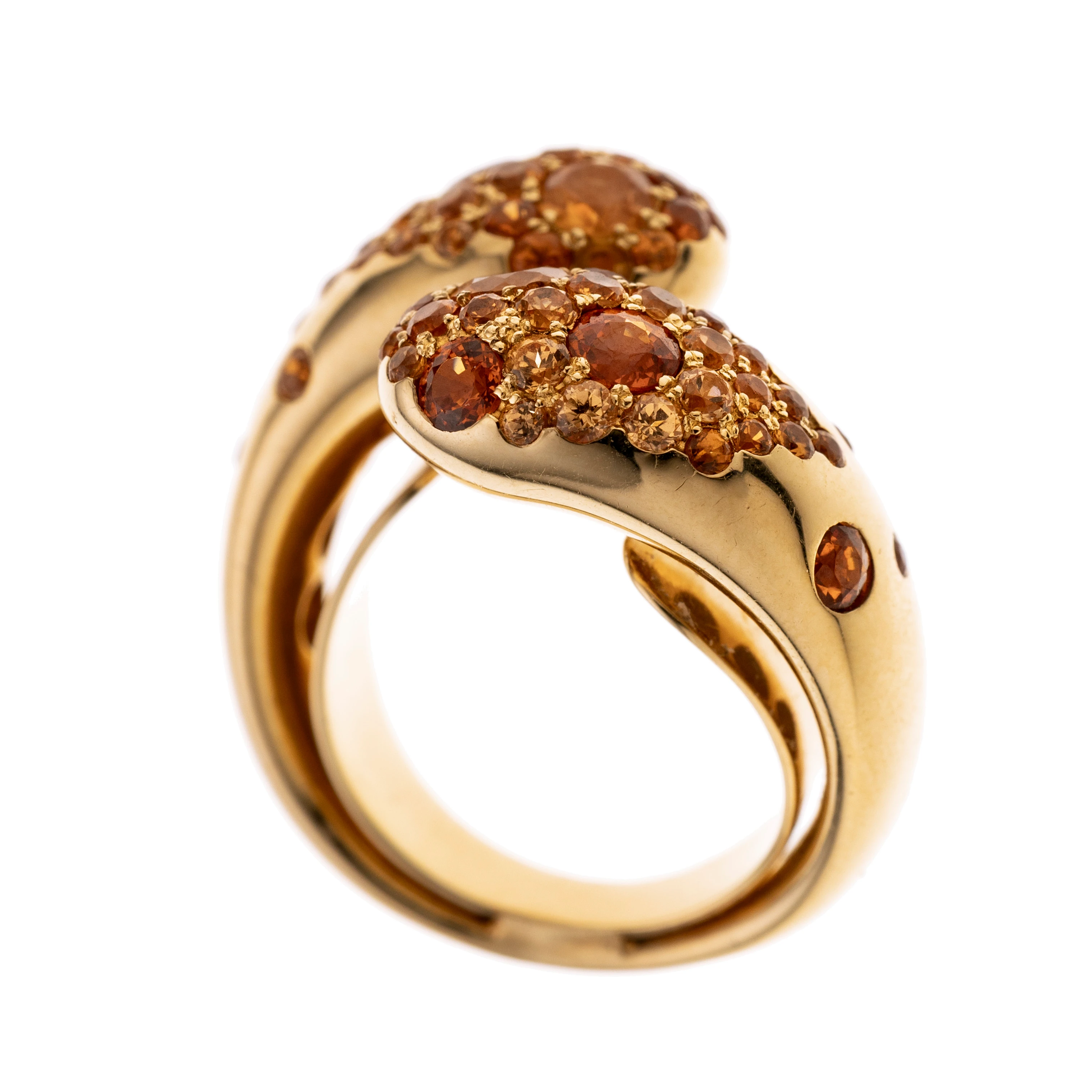 Ein Schlangenring mit offenen Ringschienenenden, besetzt mit Mandaringranaten. In der Ringschiene befindet sich eine angebrachte Ringspange.