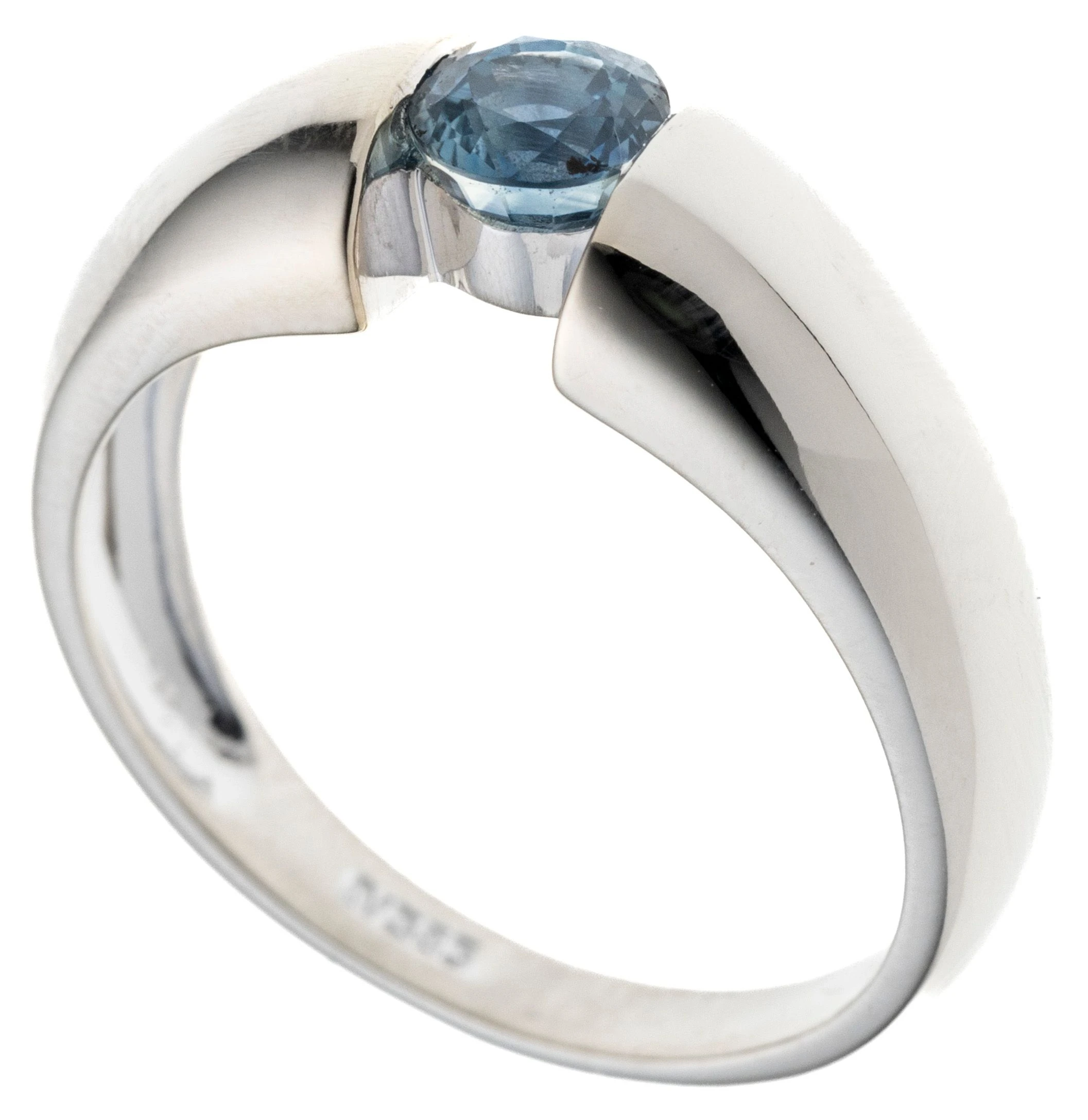 Ein Spannring mit einem Saphir von ca. 0.56 ct im Brillant-Schliff.