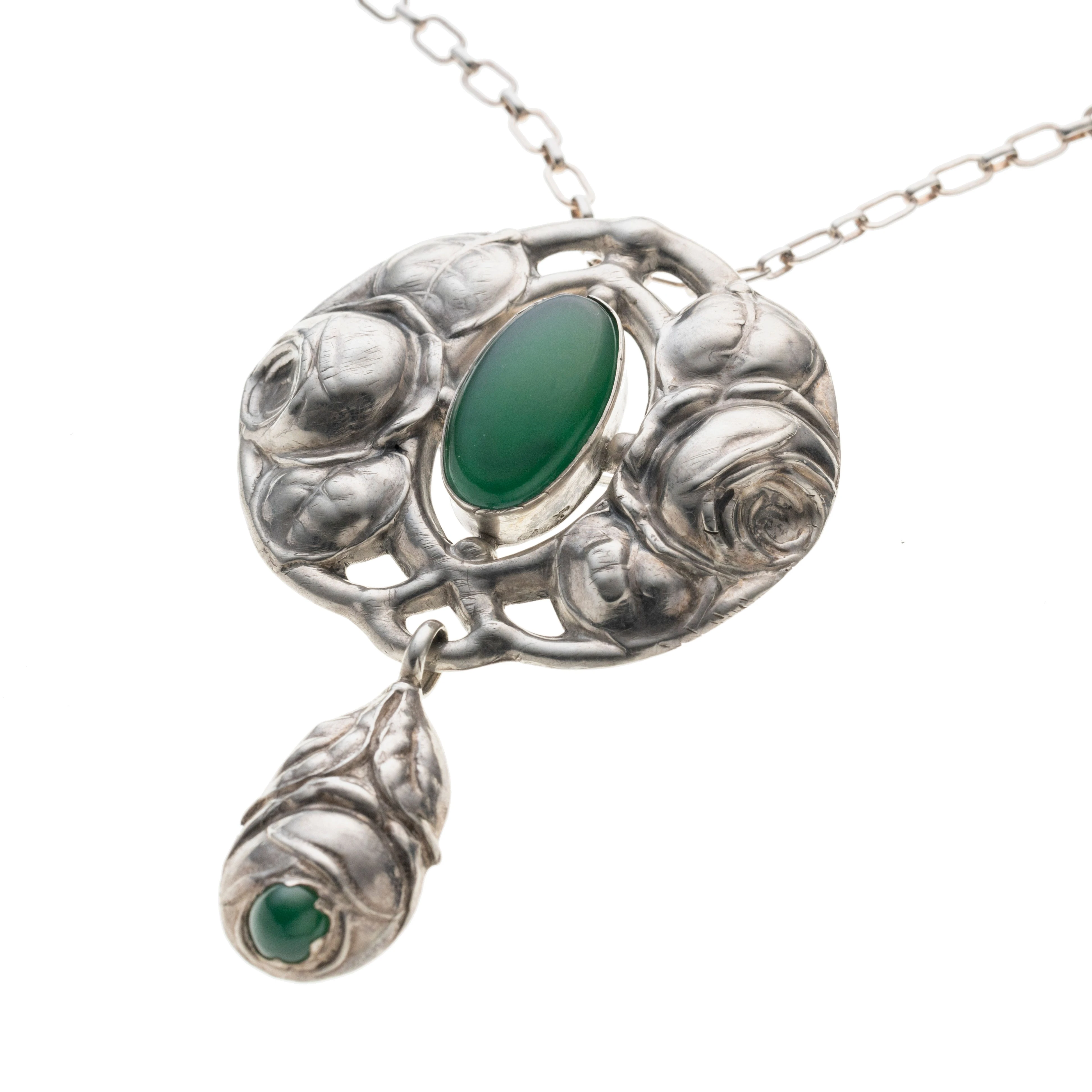 Ein Jugendstil anmutender, floraler Anhänger mit zwei grünen Achatsteinen. Der Anhänger kann wahlweise auch als Brosche getragen werden. Signiert mit „DKS“. Länge ca. 60 cm.