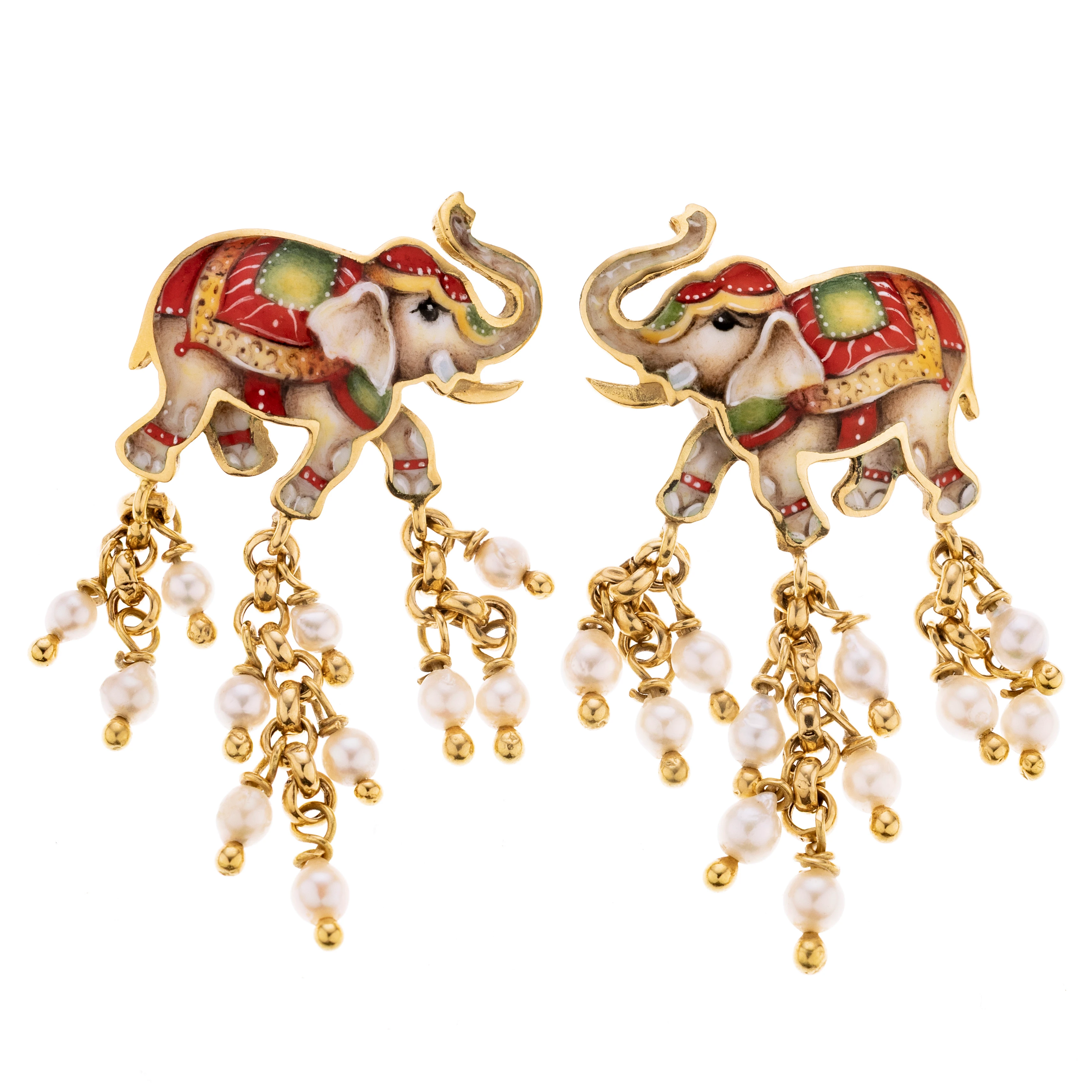 Je Ohrstecker ein bunt bemalter Elefant, Rüssel nach oben zeigend. An drei Füßen ist je ein Kettchen mit Akoya-Perlchen daran, abgehängt. Brisuren sind 585 Gold.