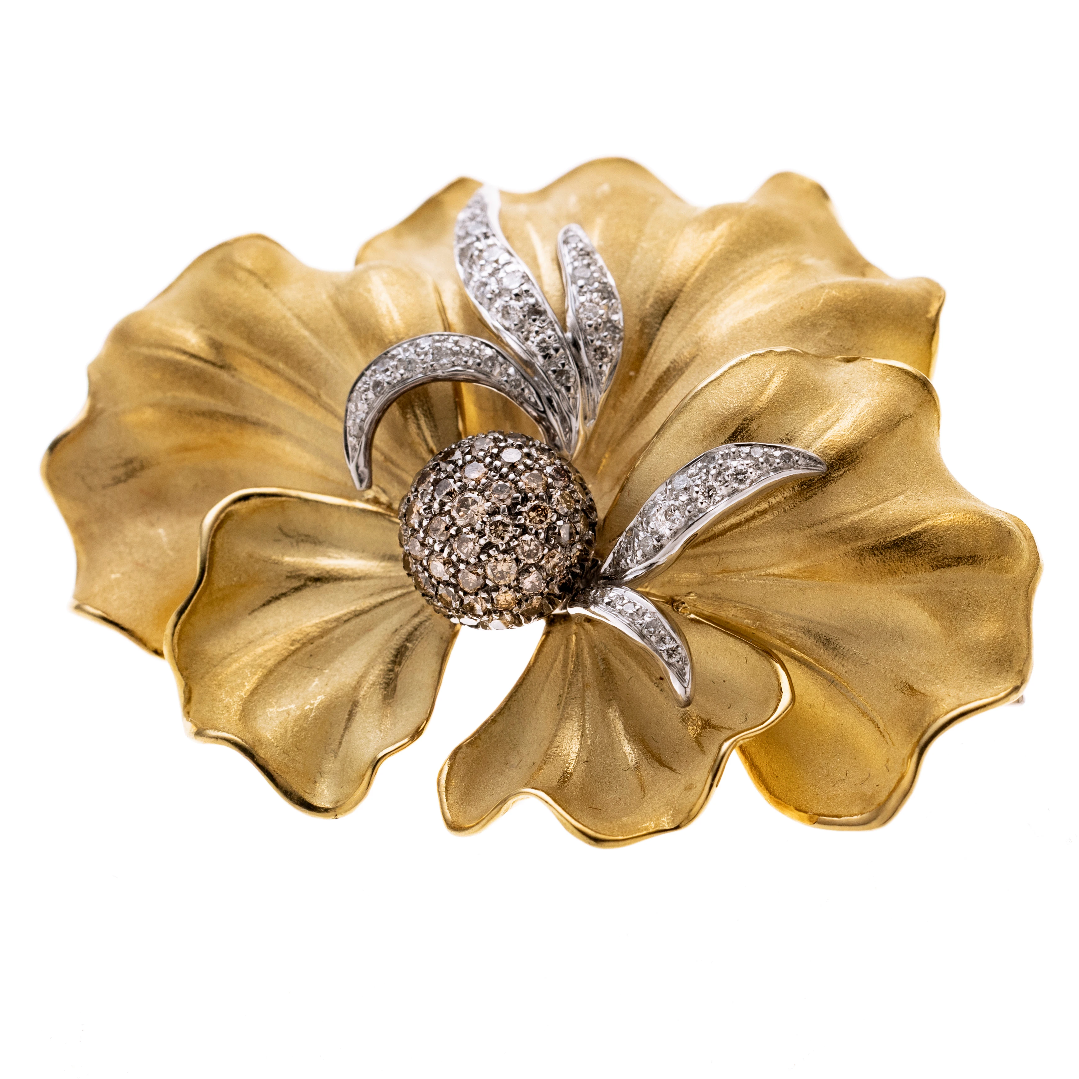 Eine Blumenbrosche (Orchidee) Sandmattiert mit Diamanten besetzt. Signiert Cammilli. Länge 5 cm, Breite 4,5 cm.