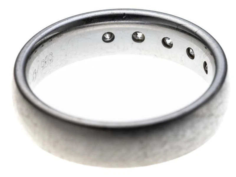 Bandring mit fünf eingeriebenen Brillanten à ca. 0.09 ct.