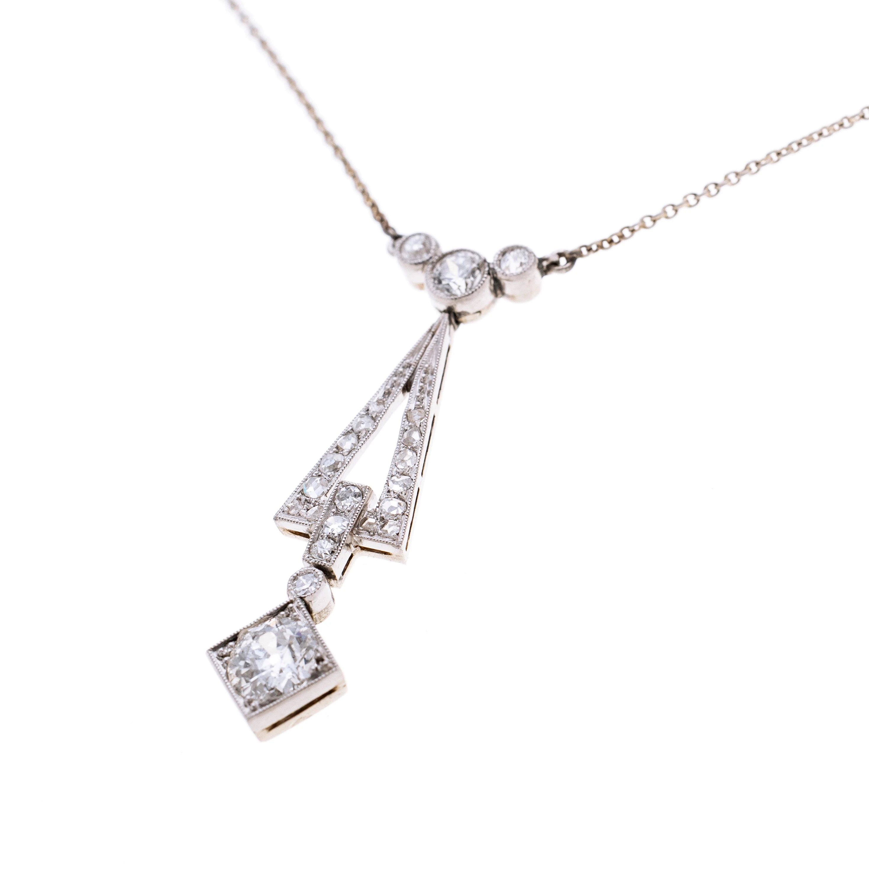 Negligé-Collier aus drei Diamanten in Zargenfassungen und daran abgehängt ein durchbrochenes dreieckiges mit Diamanten besetztes Element. Den Abschluss bildet ein ca. 0.60 ct. Diamant, der in einer Raute gefasst wurde. Signiert.