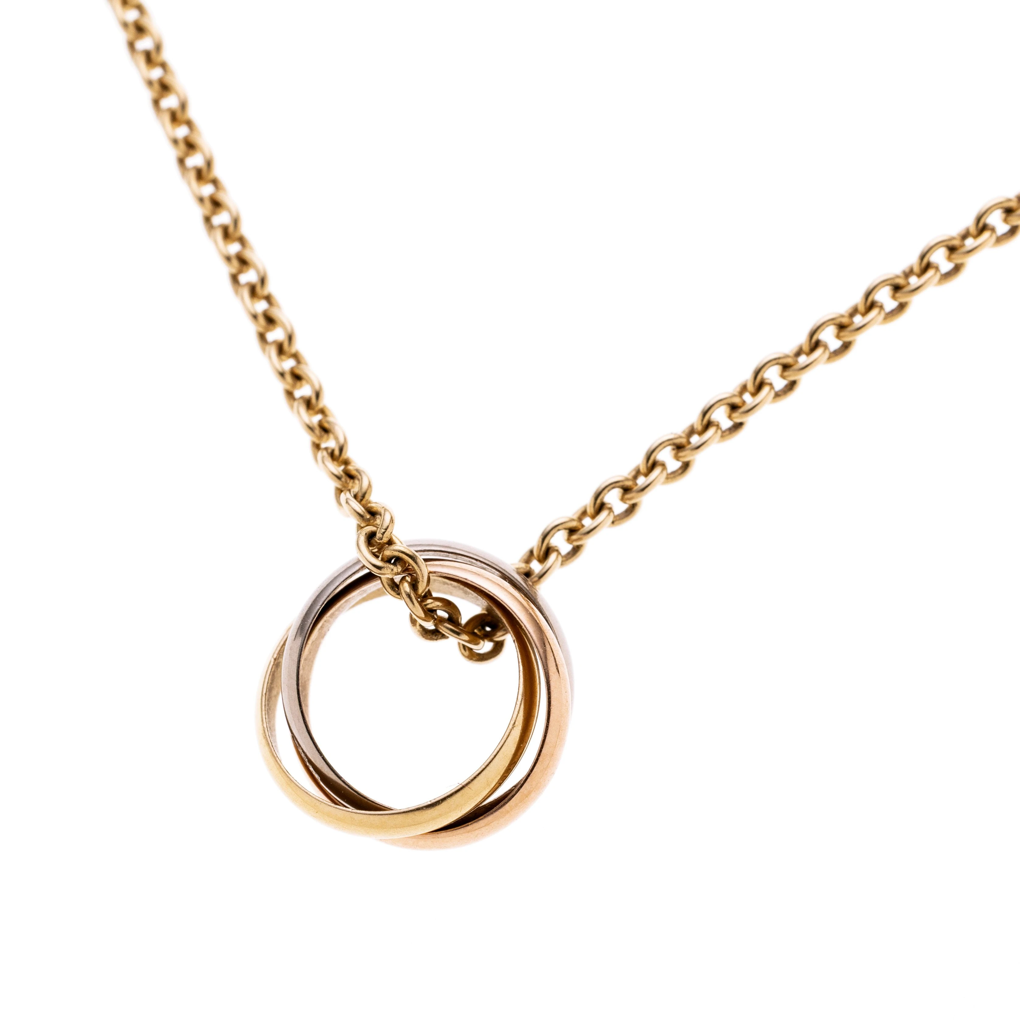 Eine runde Ankerkette mit Trinityanhänger, punziert Cartier, gefertigt aus 750/- Gelb-Rot- und Weißgold. Nach dem Design von Louis Cartier 1924.