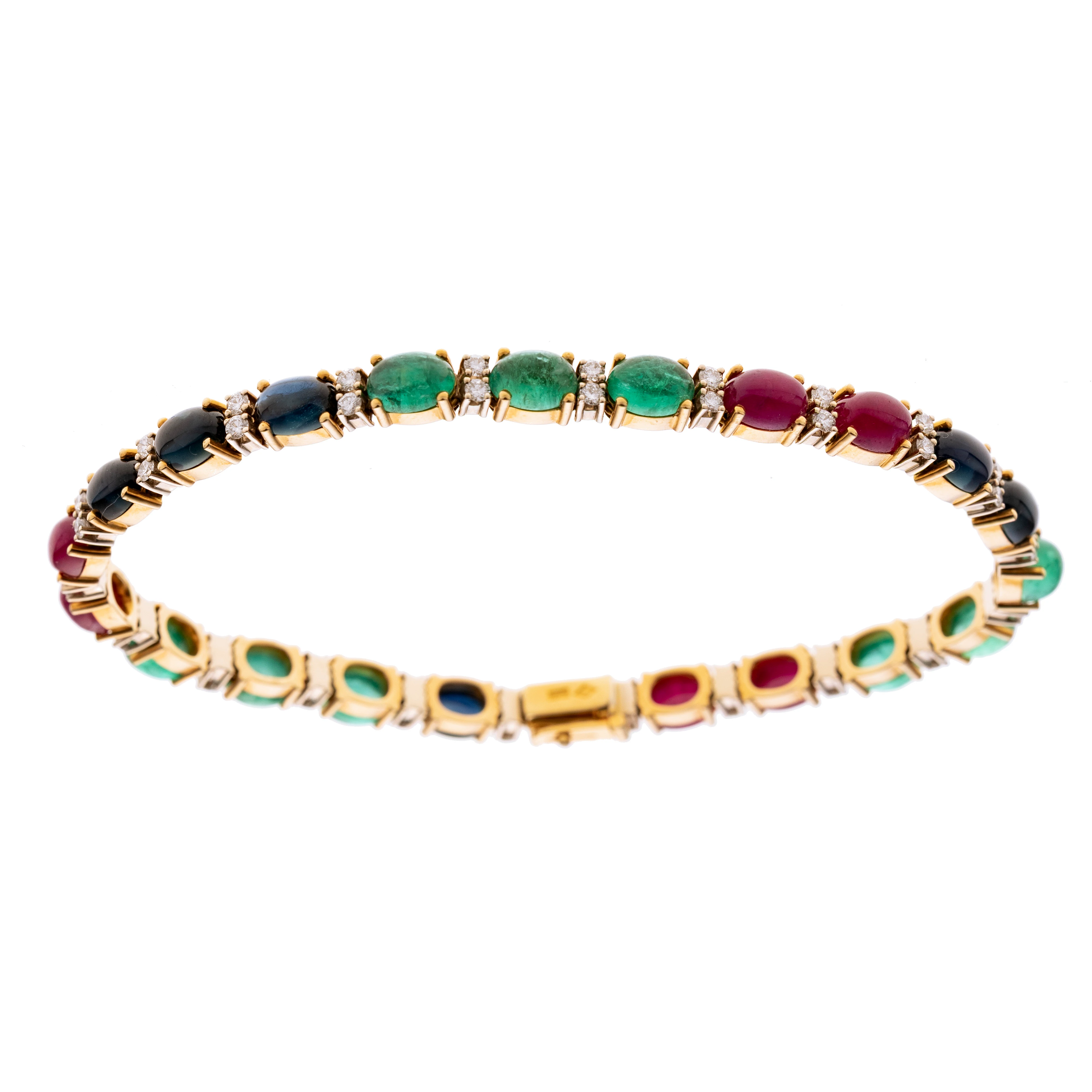 Ein Armband mit ovalen Rubin, Smaragd- und Saphircabochons im Wechsel. Nach jedem Farbstein sitzen 2 Brillanten. Alle Edelsteine sind in Krappen gefasst und das Kastenschloss ist mit einer Acht gesichert.