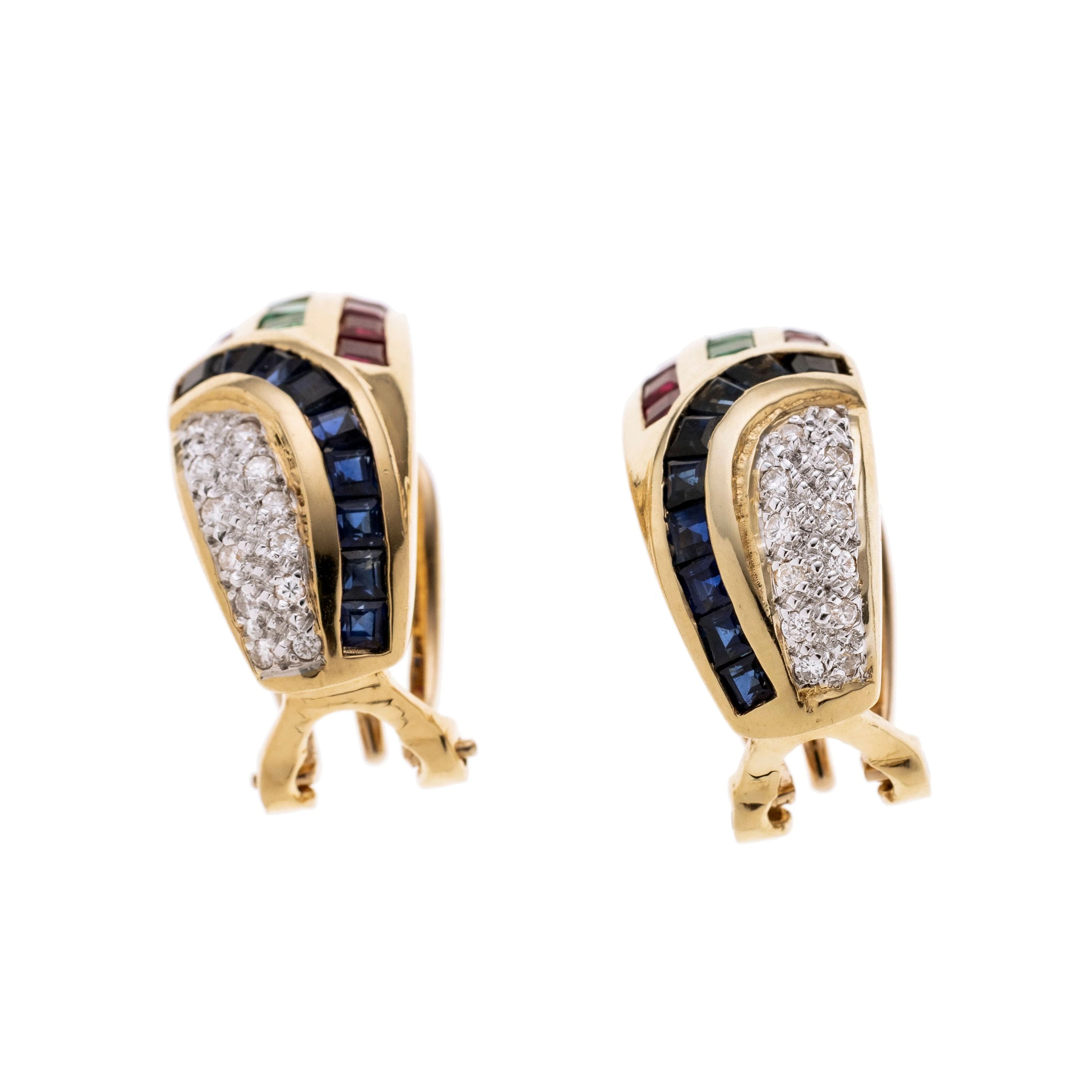 Je eine Halbcreolen besetzt mit sieben Rubin-, drei Smaragd- und neun Saphir-Carrées, sowie 12 Brillanten je ca. 0.005 ct.