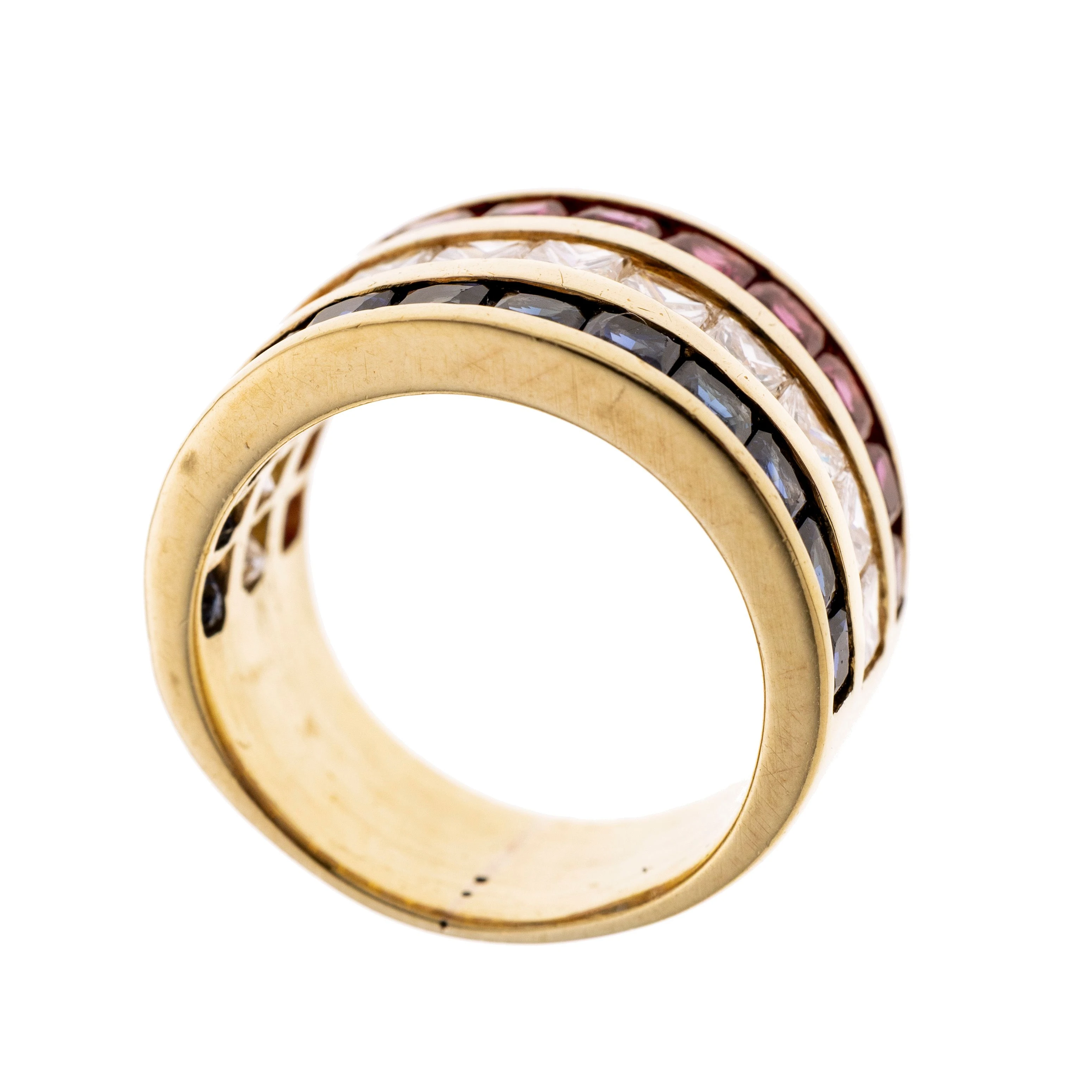 Ein Ring halbausgefasst mit einer Reihe Saphire im Prinzess-Schliff (insg. 12) einer Reihe Prinzess-Diamanten und einer Reihe Rubine im Prinzess-Schliff. Sämtliche Steine in herausragender Farbe.