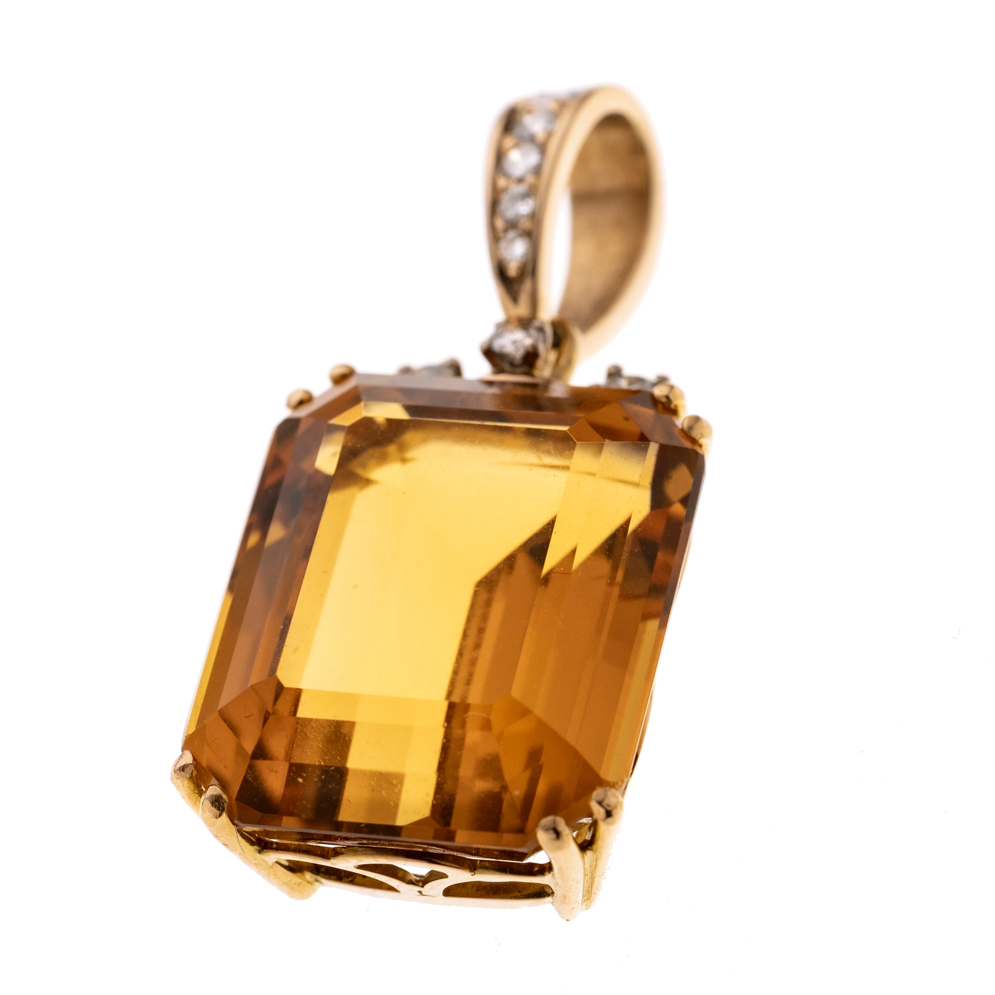 Ein Citrin im Smaragd-Schliff, in Krappen gefasst. Mit drei Diamanten darüberliegend. An einer großen Öse aus 585 mit 5 Diamanten gefasst.