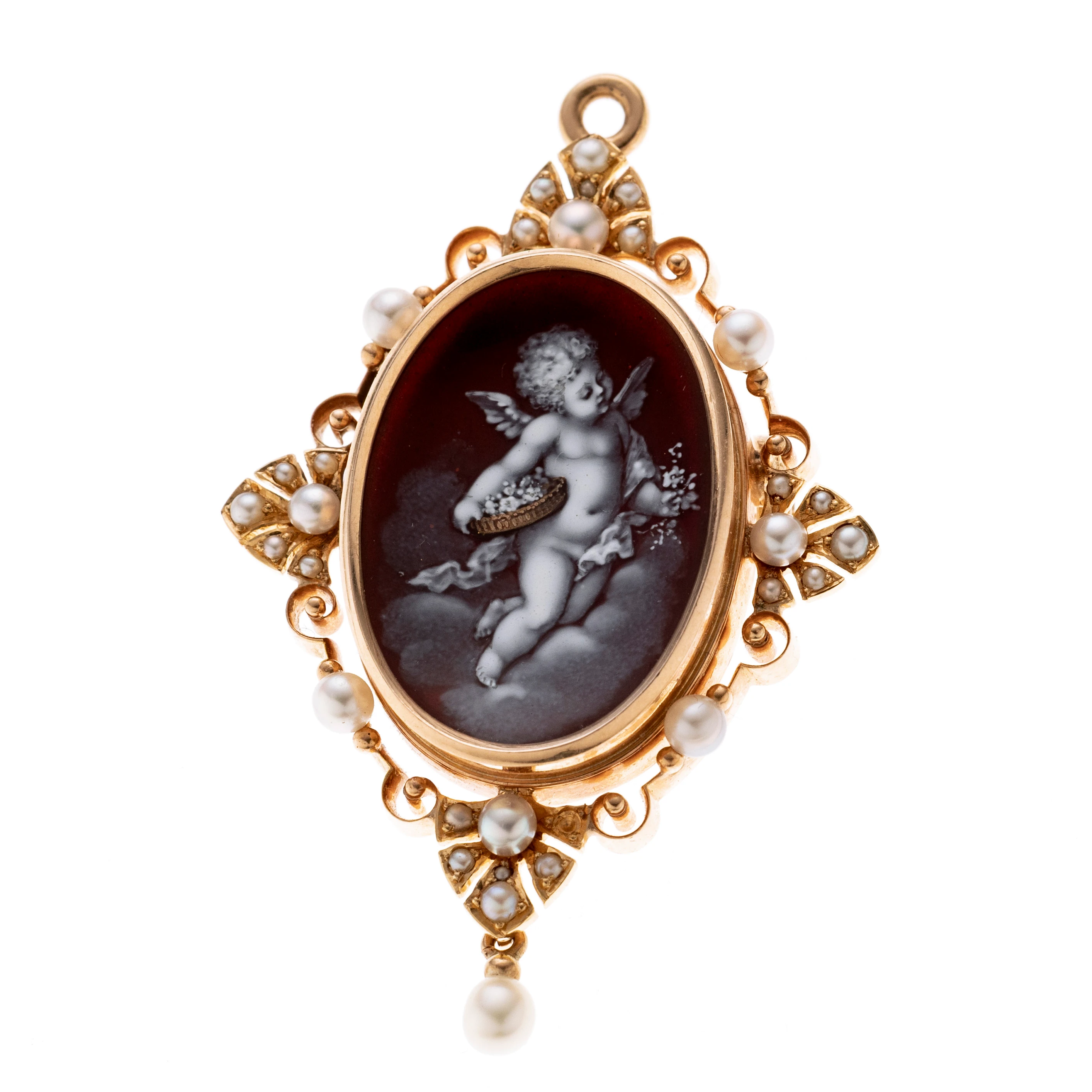 Anhängerbrosche mit fein bemaltem Glas in klassizierender Manier. Das ovale Glasmedaillon zeigt einen geflügelten Putto in Grisaille vor tiefrotem Grund und ist in einem üppig gearbeitete Gelbgoldrahmen gefasst. Dieser ist ornamental durchbrochen und mit kleinen Perlchen (unterschiedlicher Größen) akzentuiert