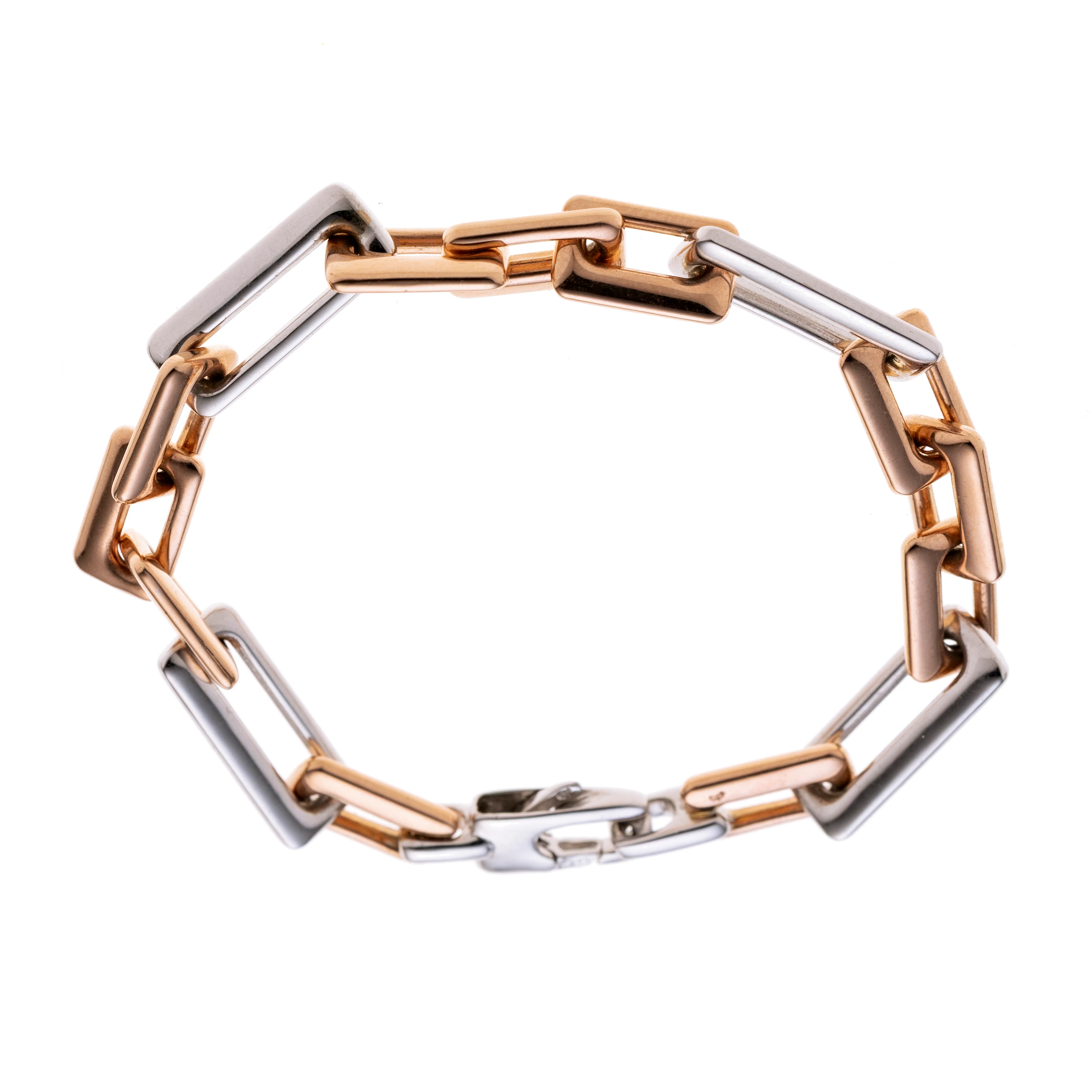 Ein leicht gearbeitetes Armband aus eckigen Ösen.