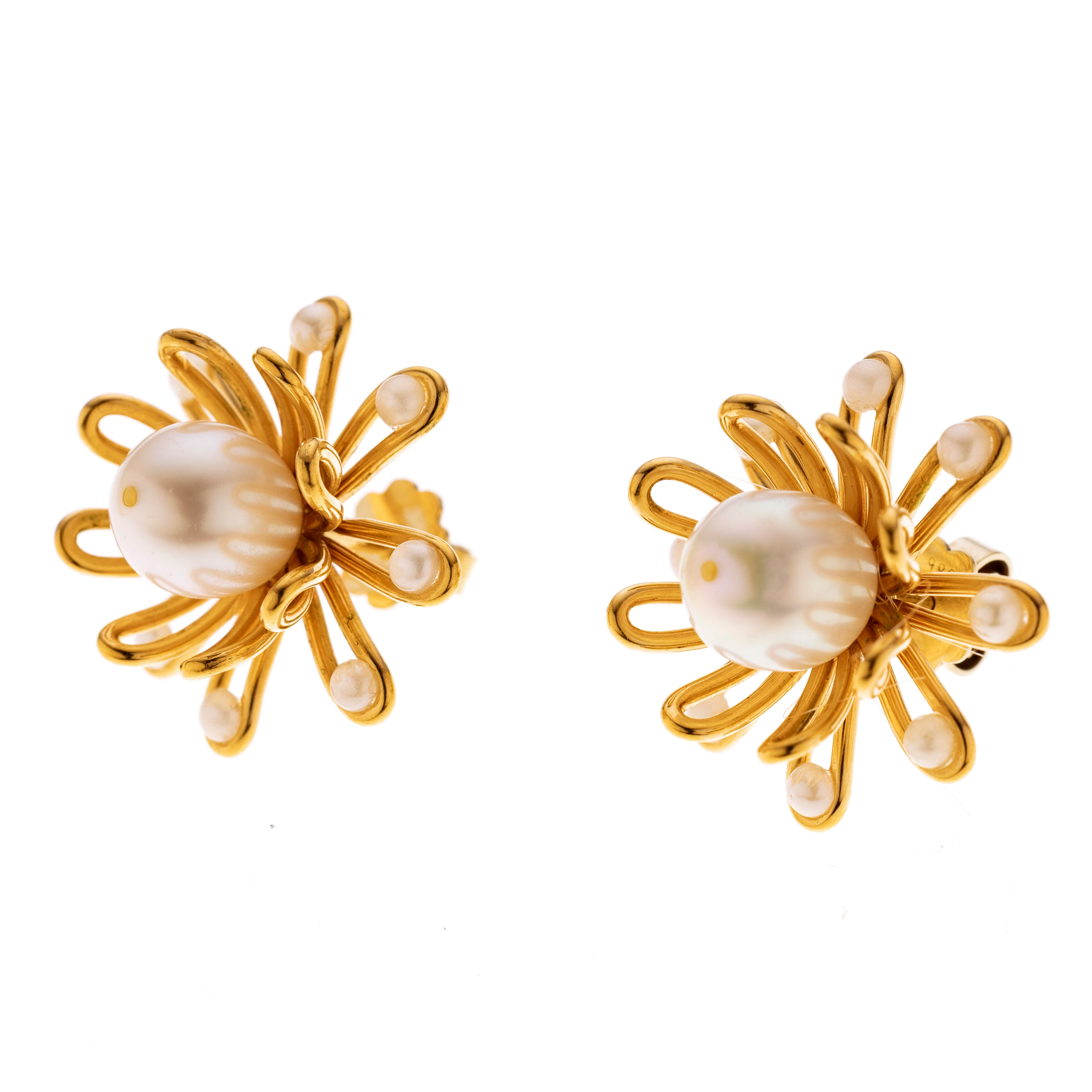 Je eine Blüte besetzt mit 8 Perlchen und mittig einer Süßwasserperle. Rückstecker aus 585er Gelbgold.