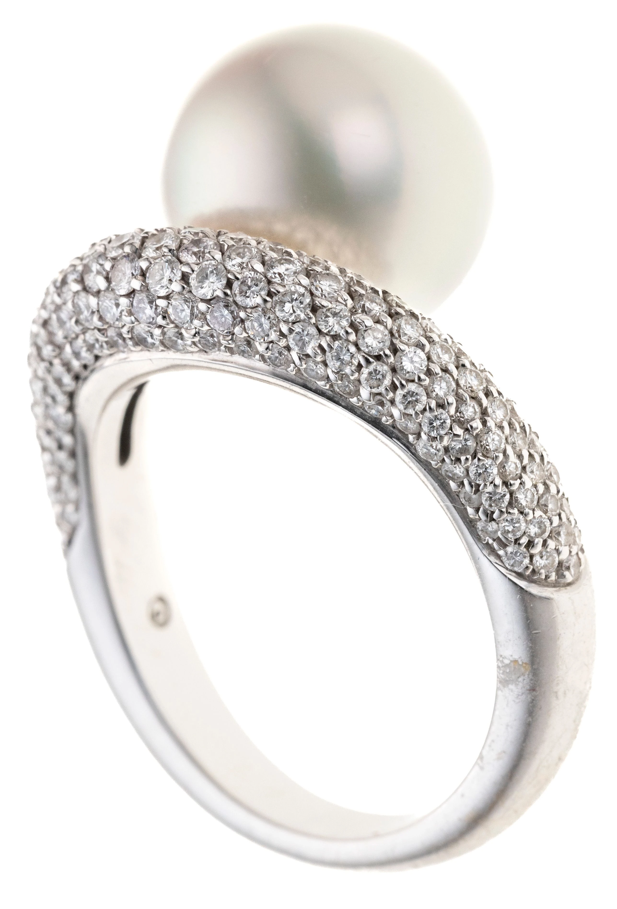 Ein geschwungener, diamantenbesetzter Ringkopf unter einer Perle.