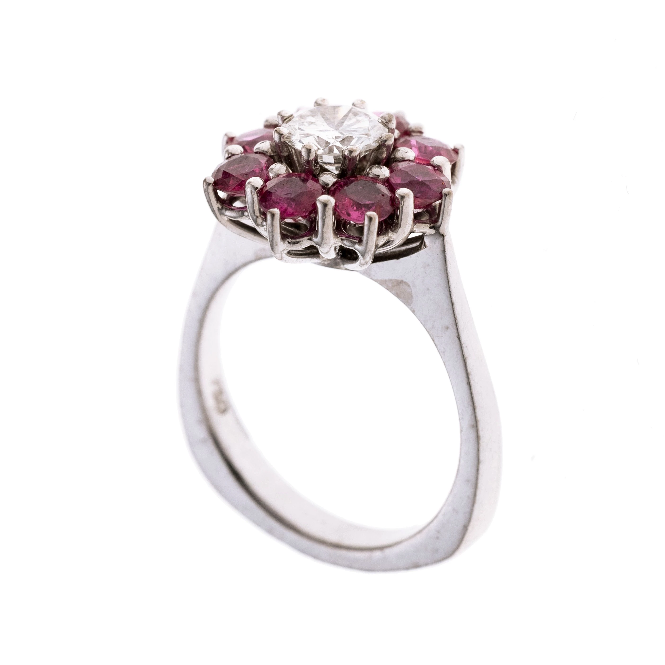 Ein Ring mit einem Brillant mittig karmoisiert von Rubinen.