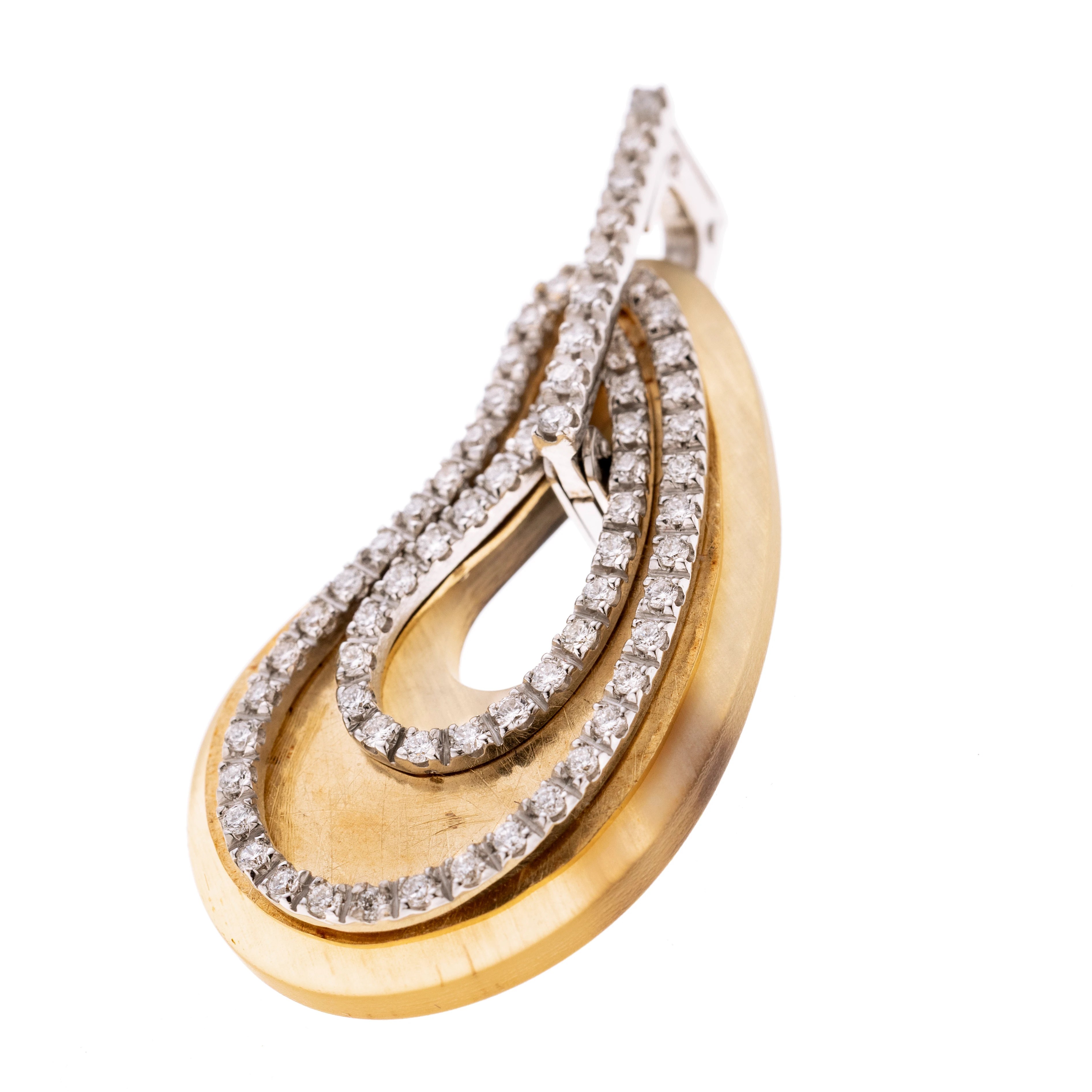 Eine mit Diamanten besetzte rechteckige Clipöse (8 Brillanten), daran abgehängt eine Tropfenförmige Gelbgold-Scheibe besetzt mit insgesamt Diamanten., beweglich vor einer tropfenförmigen Schildpatt-Platte. Signiert Nanis.