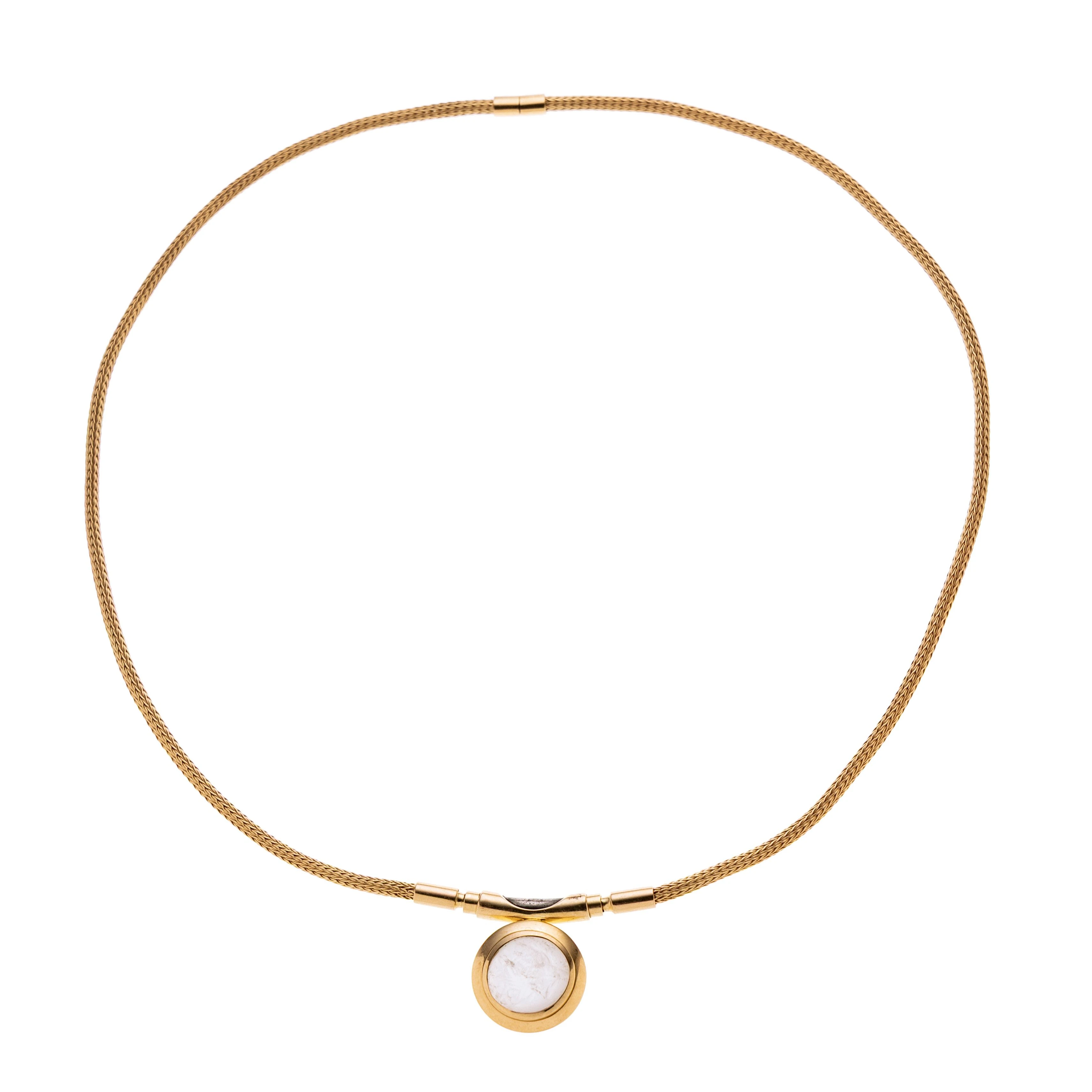 Eine runde antike Gemme aus Quarz mit Darstellung eines Männerkopfes, in Zarge gefasst, Rückseite mit eingelassenen 0.01 ct Brillanten. An einer Strickkette mit, beidseitigem Bajonetteverschluss.