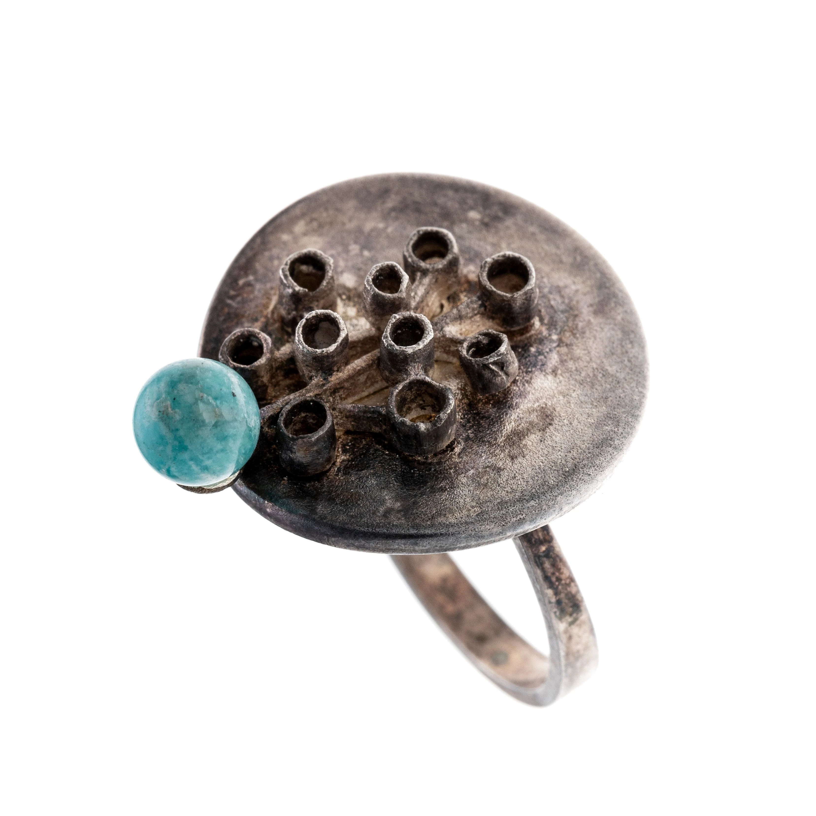 Ein Ring mit rundem Ringkopf, abstrakten Zargenverzierungen und einer türkisfarbenen Achatkugel. Autorenschmuck.