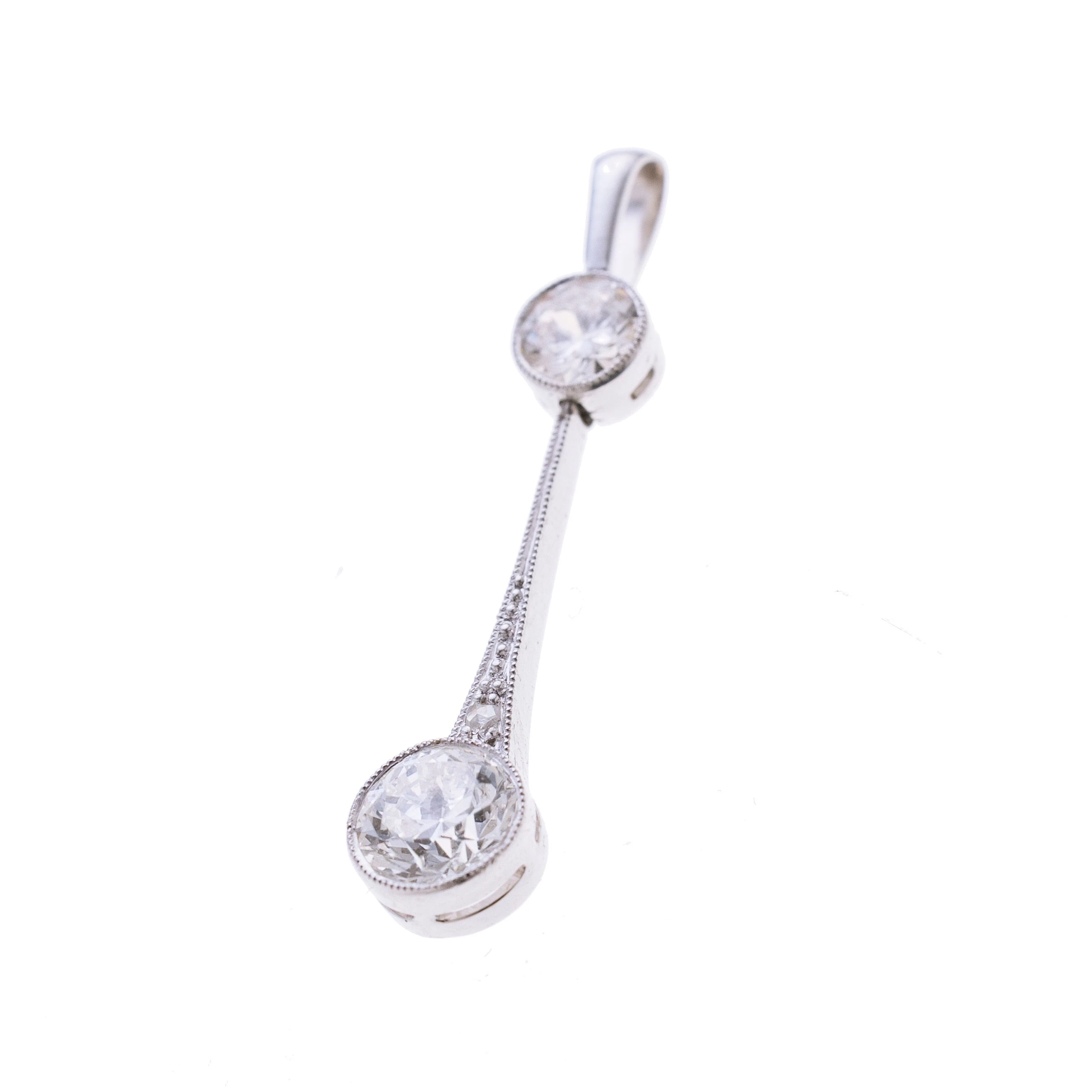 Ein Pendelanhänger Millégriffe verziert, besetzt mit zwei in Zargen gefassten Altschliffdiamanten und einer Diamantrose. Länge mit Öse 3,5 cm.
