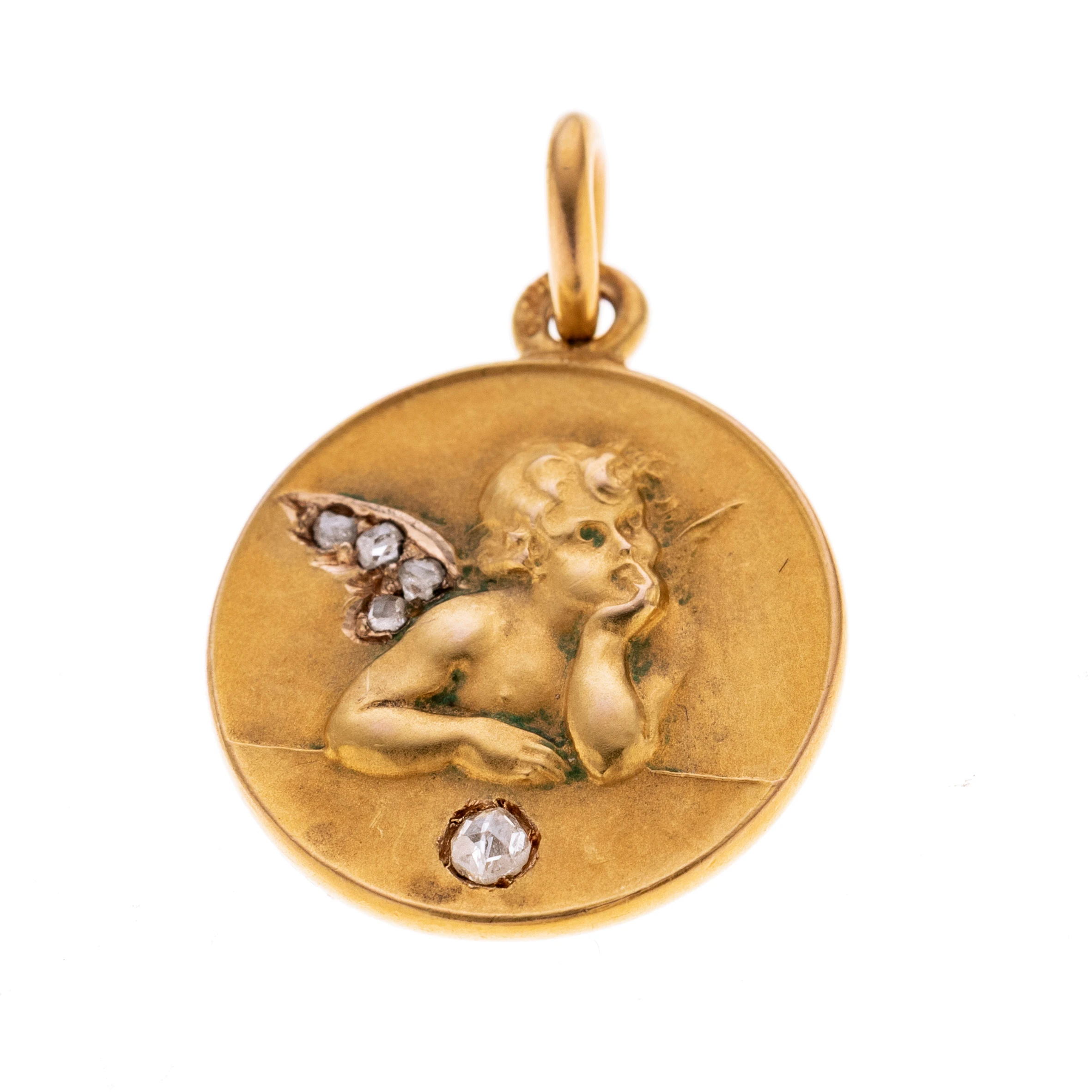 Rund mit einem Engelchen, dessen Flügel mit Diamanten (4 je ca. 0.005 ct.) besetzt ist. Unter dem Engel befindet sich ebenfalls eine Diamantrose ca. 0.01 ct.