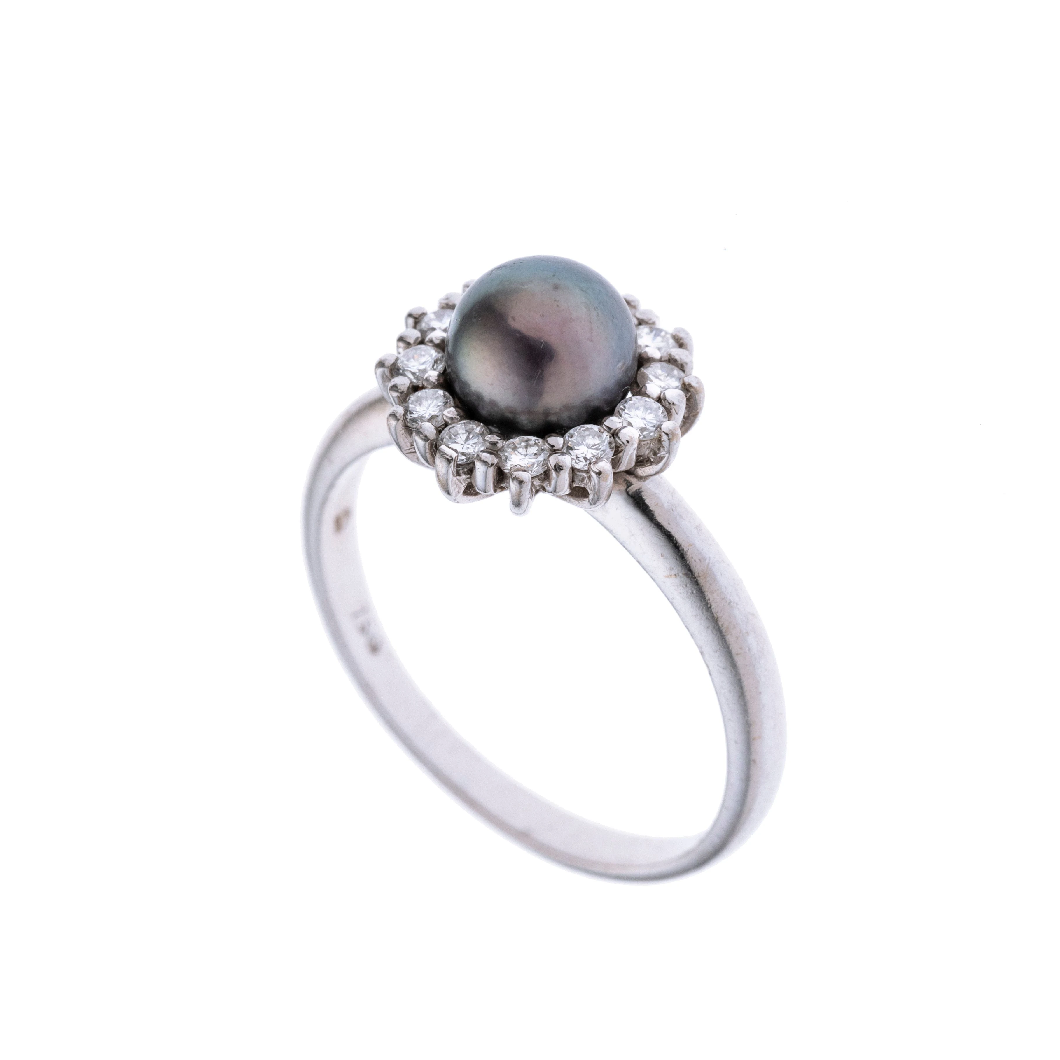 Eine Perle, die von 12 Diamanten je 0.04 ct. karmoisiert wird.