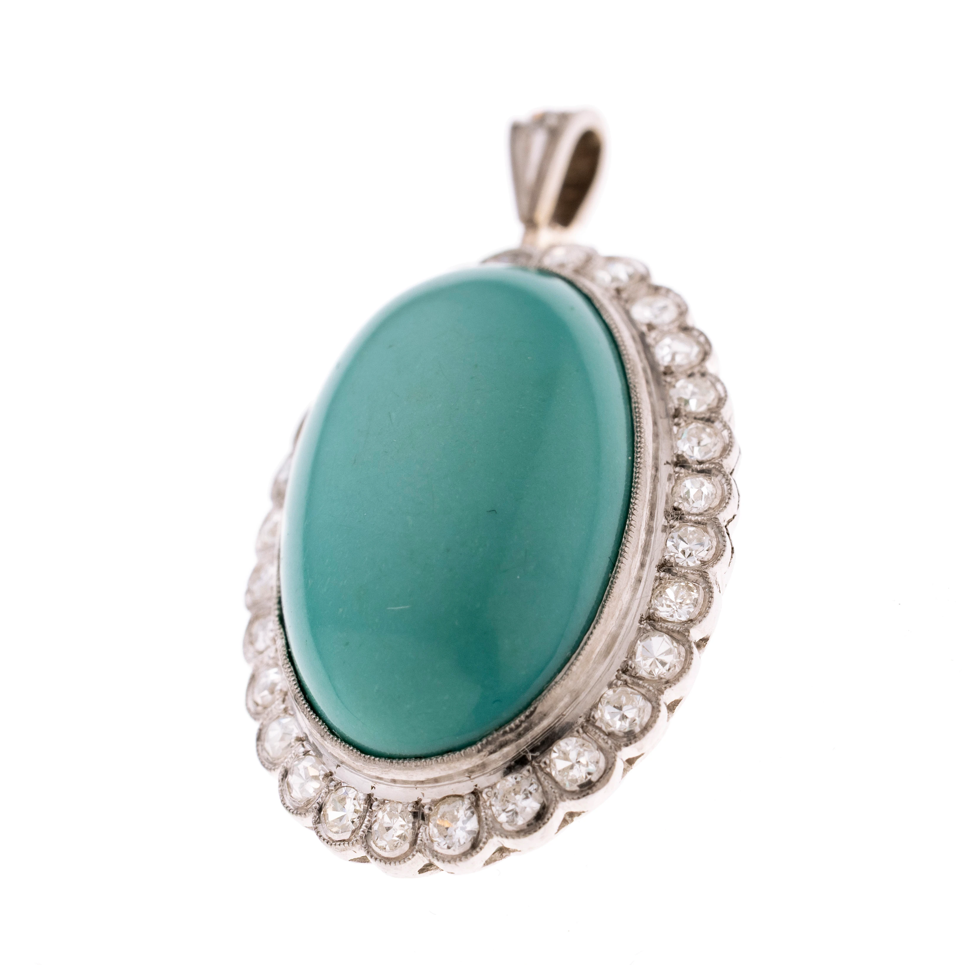 Ein ovaler Türkis-Cabochon in Zarge gefasst und karmoisiert von 28 Altschliffdiamanten. An einer Öse mit einem ca. 0.02 ct. Altschliffdiamant.