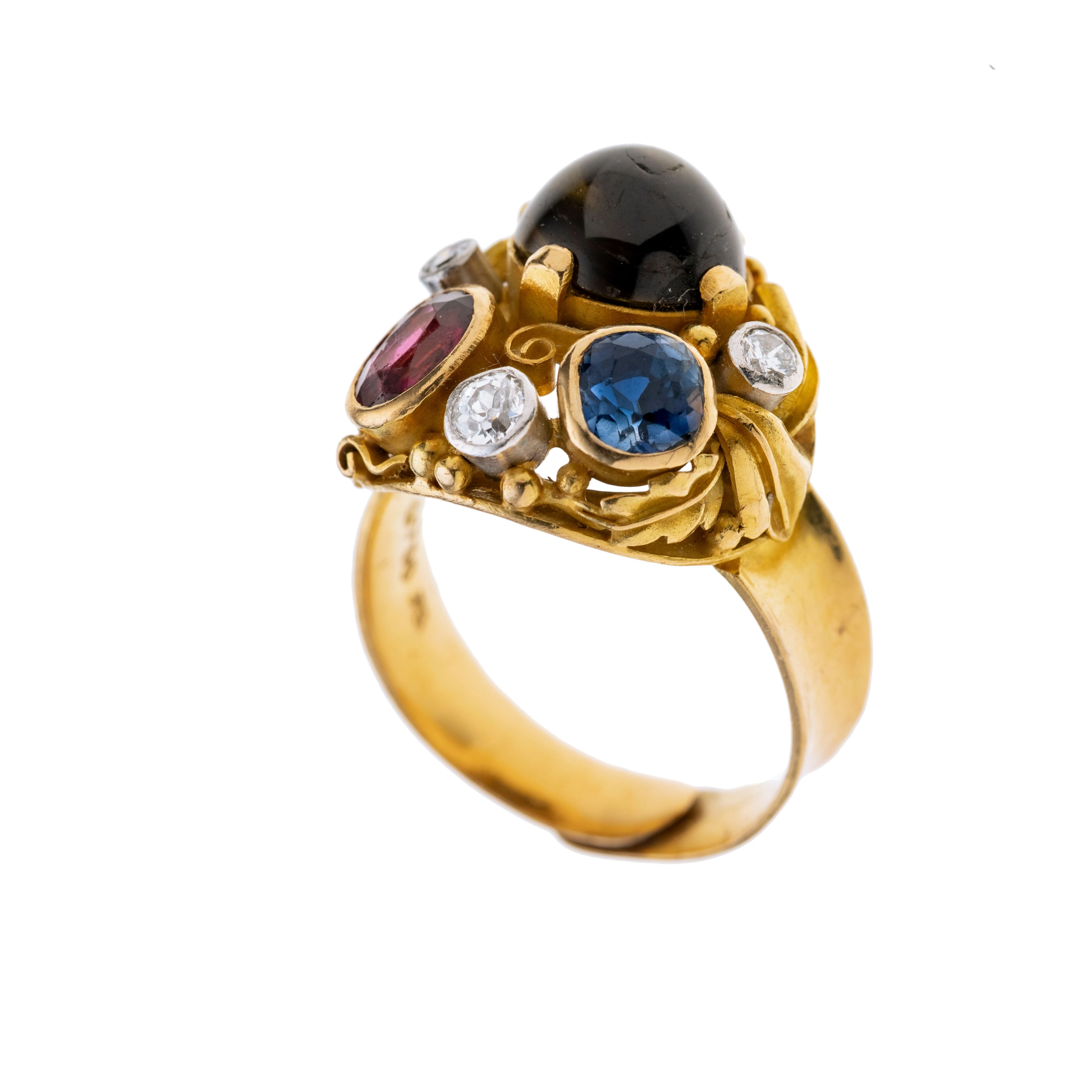 Ein klassischer Gemüsering mit einem Sternendiopsid, Rubin, Saphir und drei Diamanten. Die Ringschiene ist offen und lässt sich dem Finger anpassen. Signiert "Alois Berkl, München".
