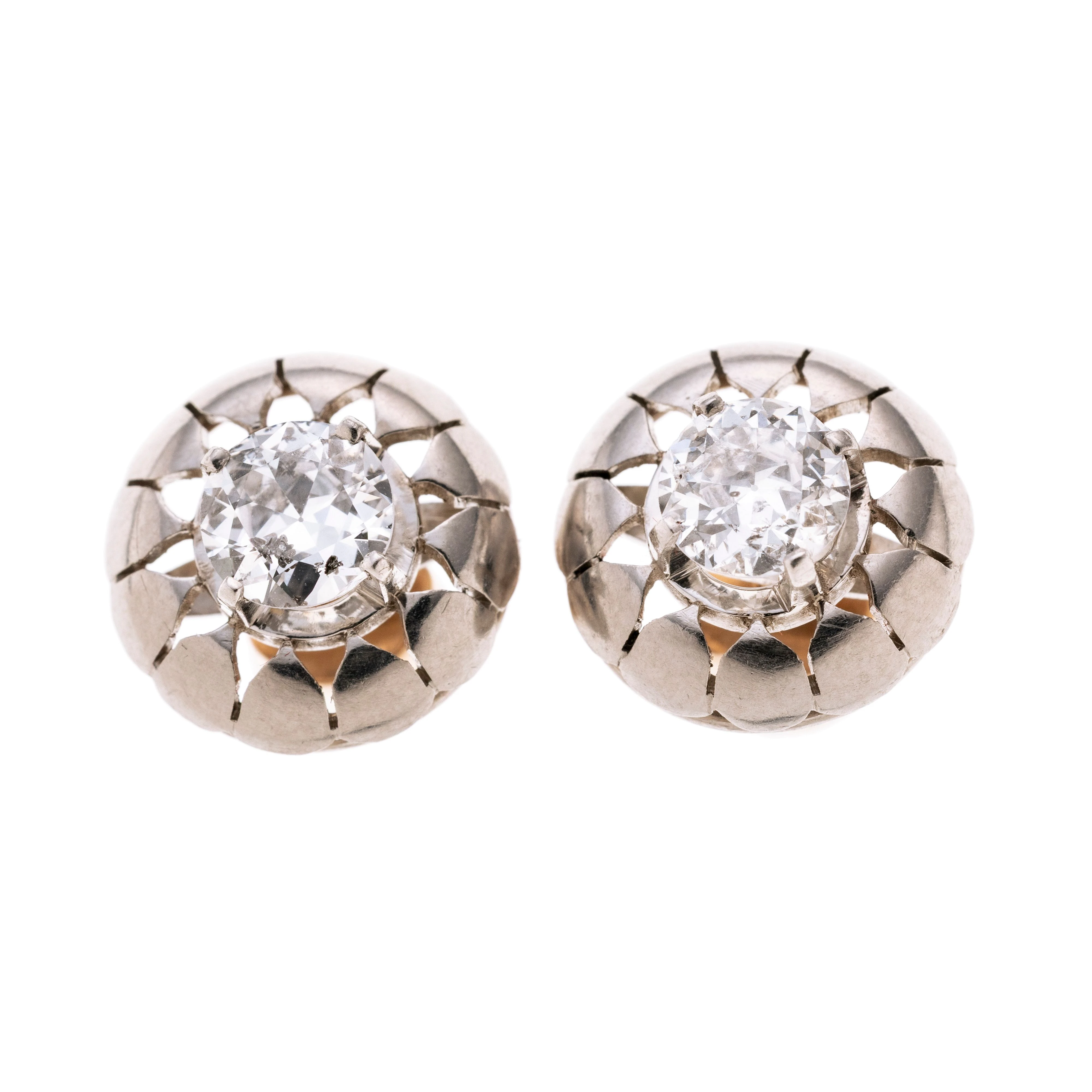 Je ein Altschliff in vier Krappen, in eine Blüte gesetzt