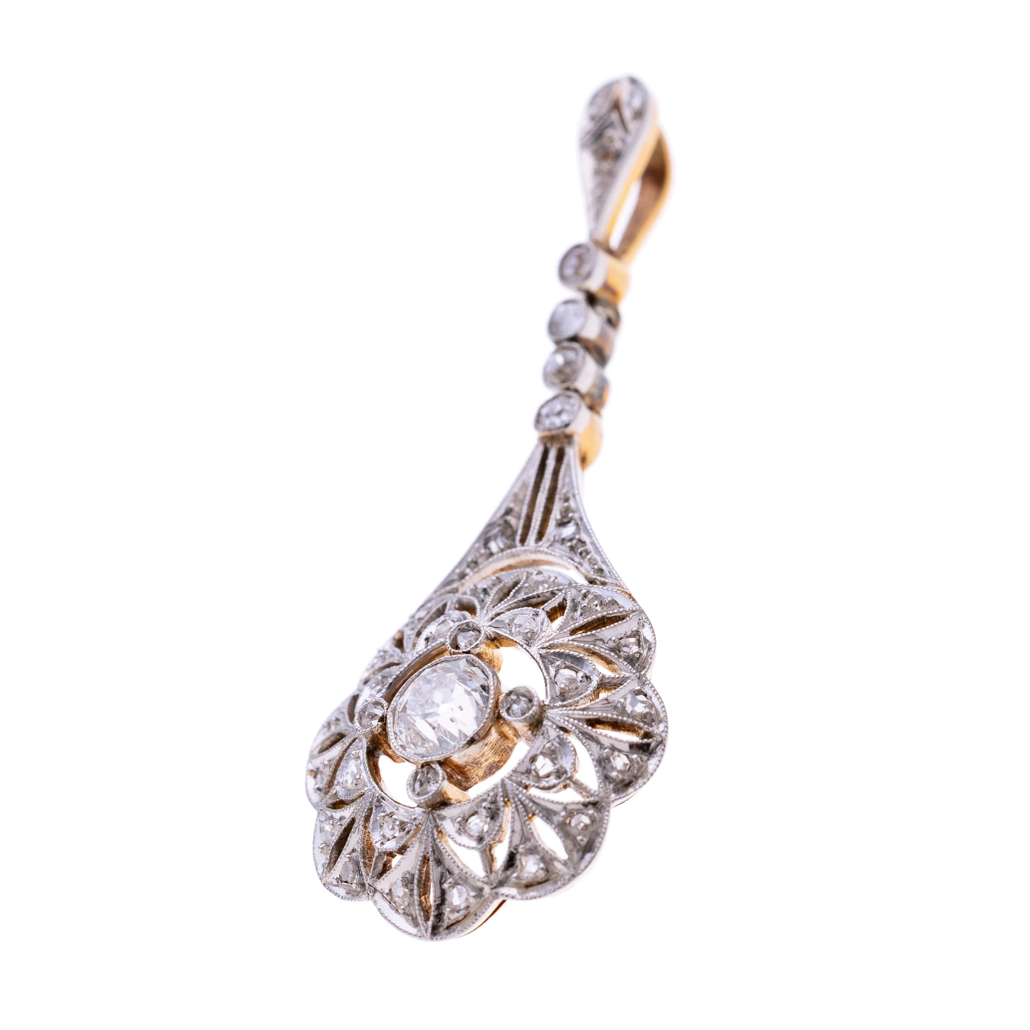 Ein ájour gearbeiteter Anhänger in Blütenform besetzt mit Diamantrosen und Altschliffdiamanten. Zentral befindet sich ein ca. 0.40 ct.  Altschliffdiamant. Oberseite des Anhängers ist platiniert.